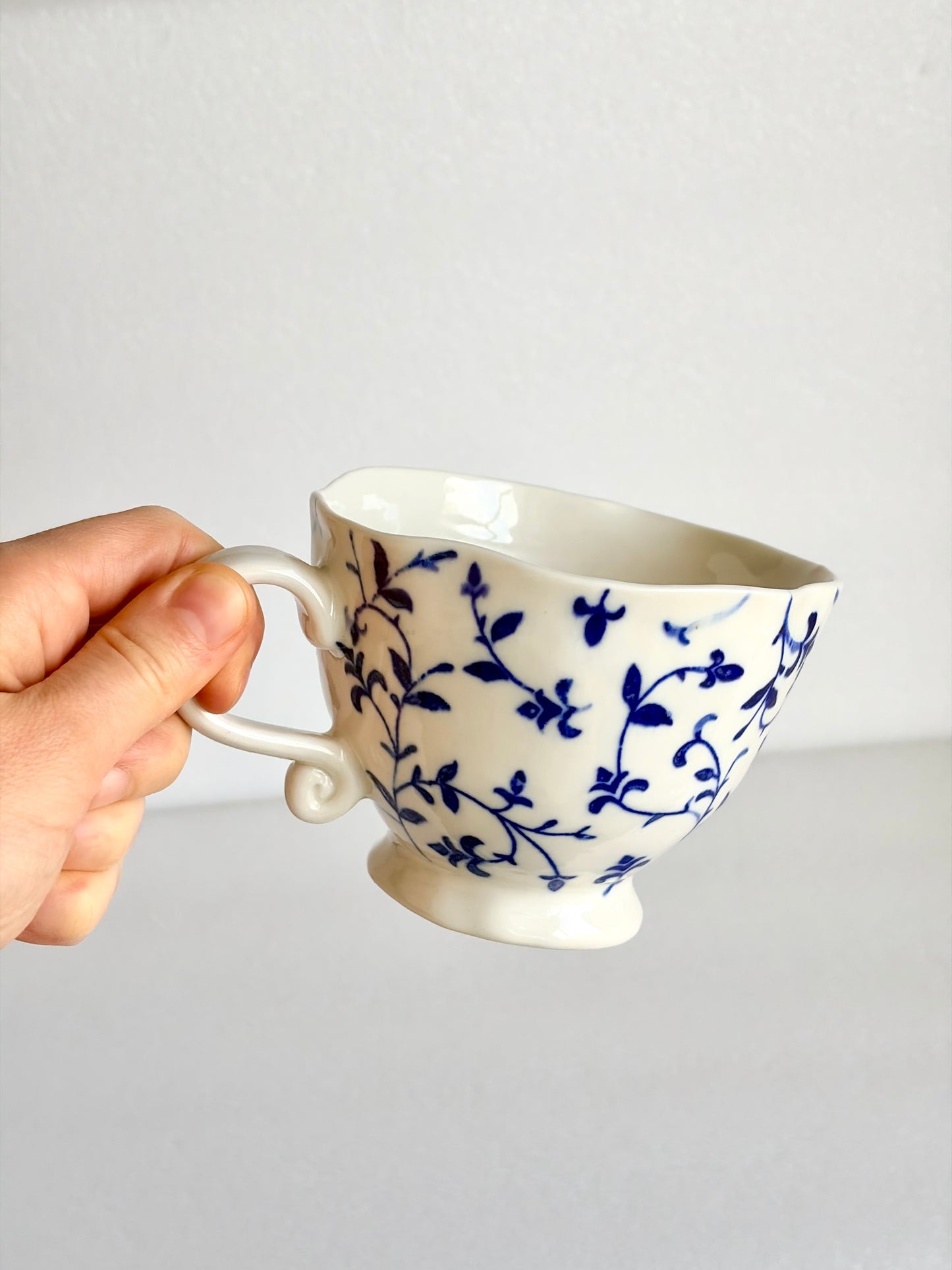 Filiżanka porcelanowa ze wzorem roślinnym