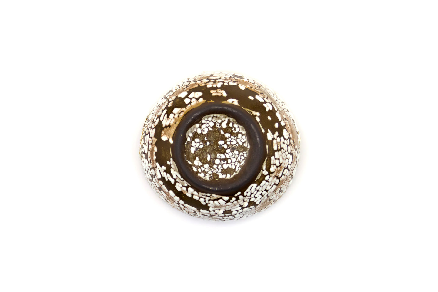 Bol en céramique marron-vert à flocons blancs avec une soucoupe