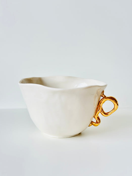 Filiżanka porcelanowa ze złotym uchem