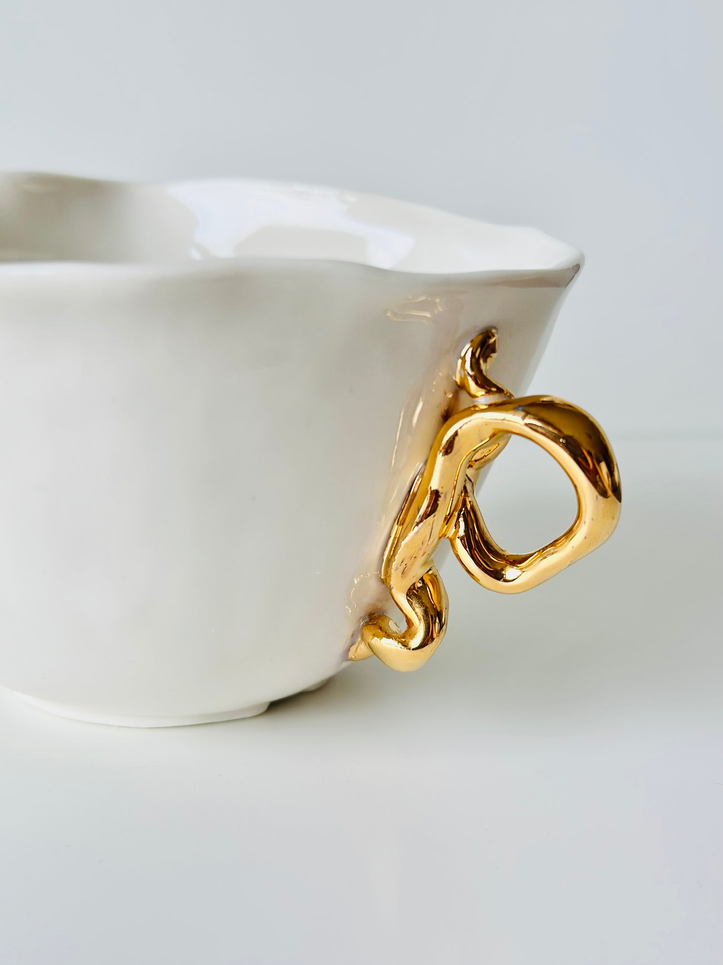 Tasse en porcelaine avec anse dorée