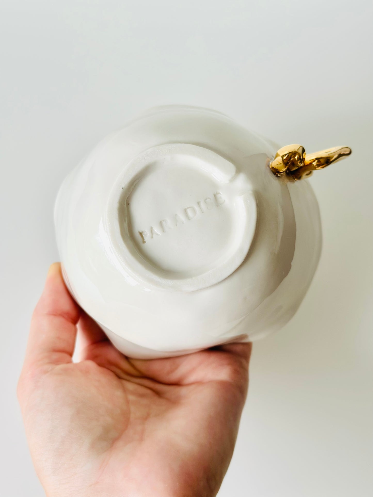 Tasse en porcelaine avec anse dorée