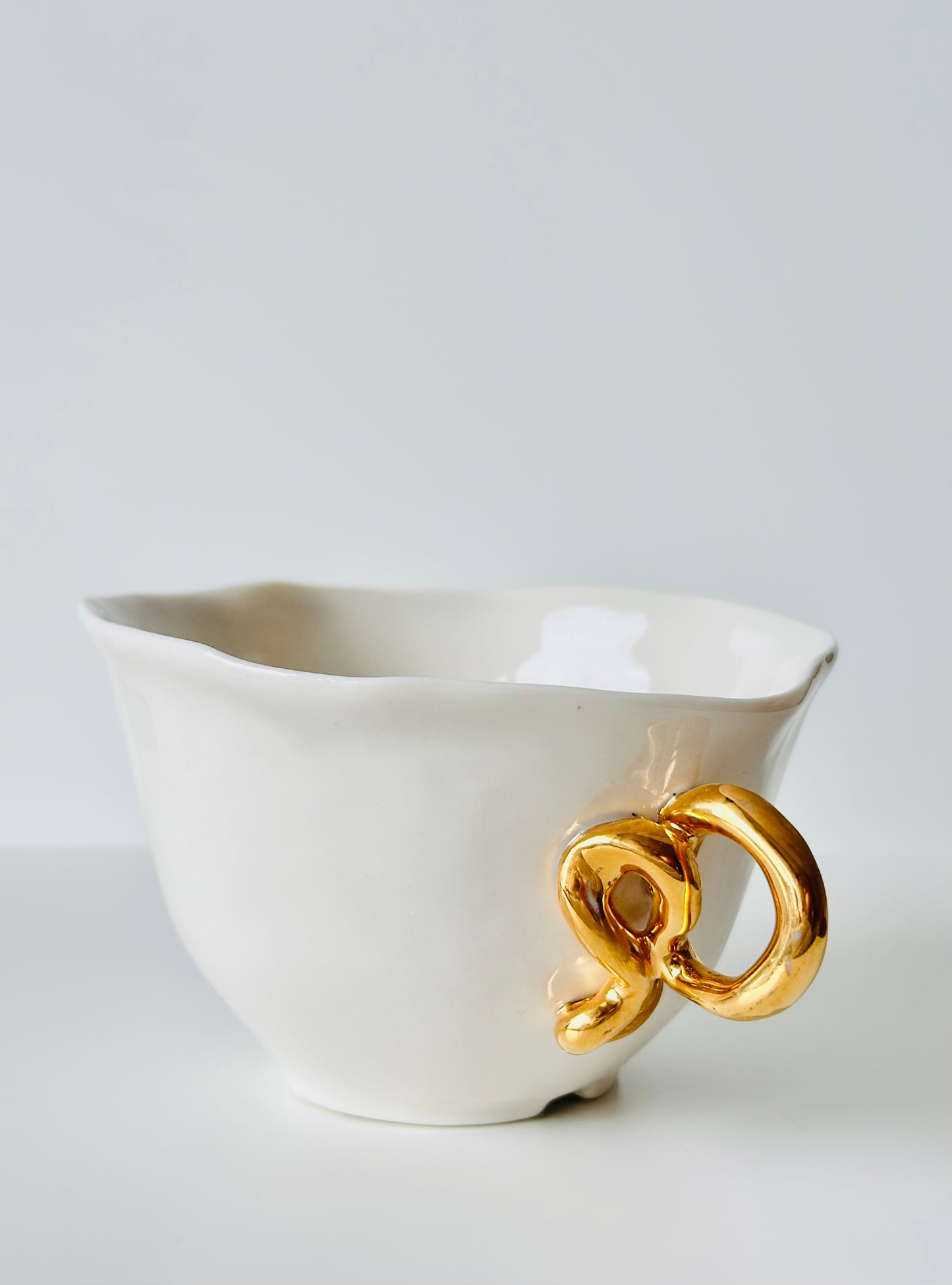 Tasse en porcelaine avec anse dorée