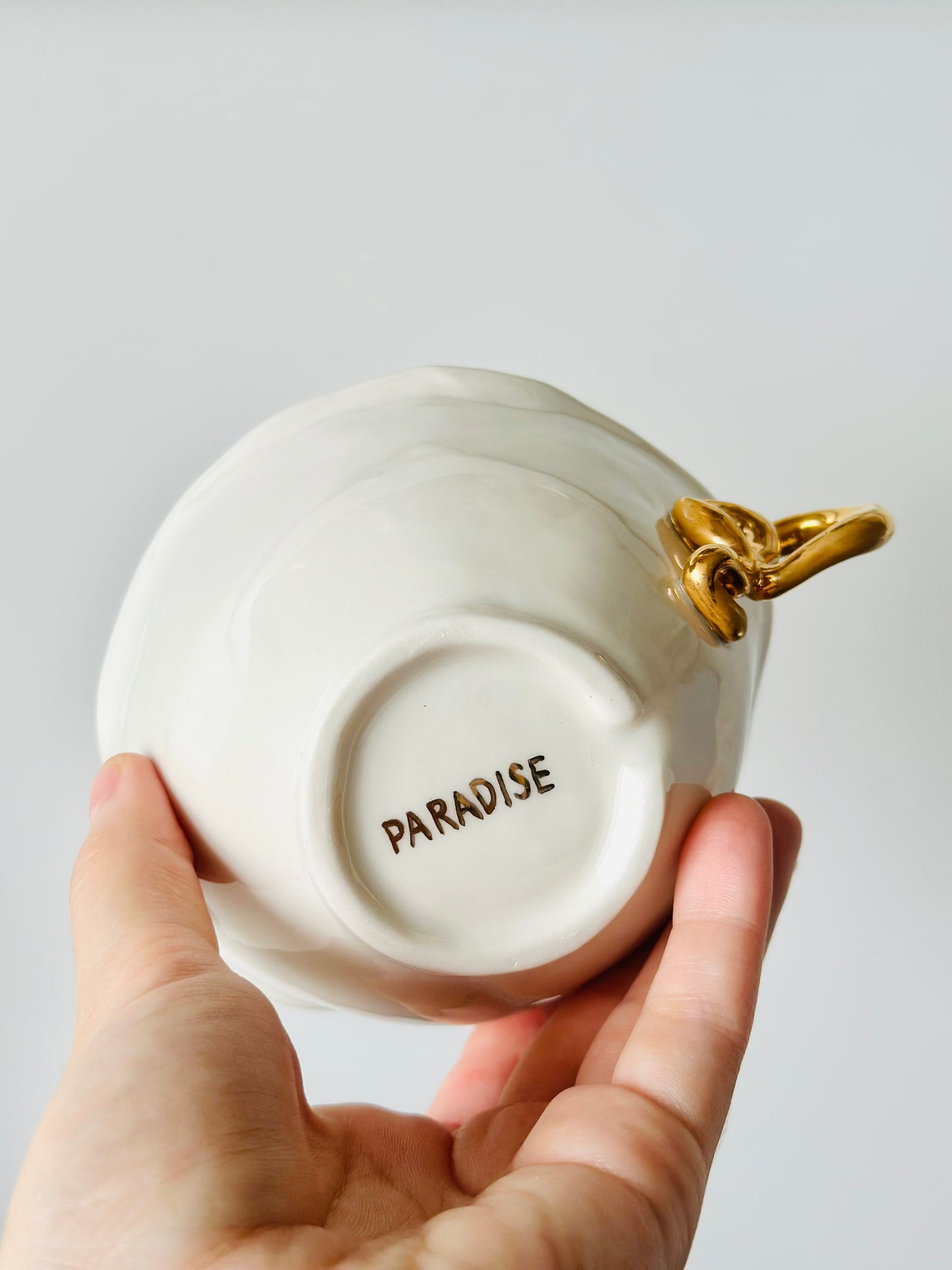 Tasse en porcelaine avec anse dorée