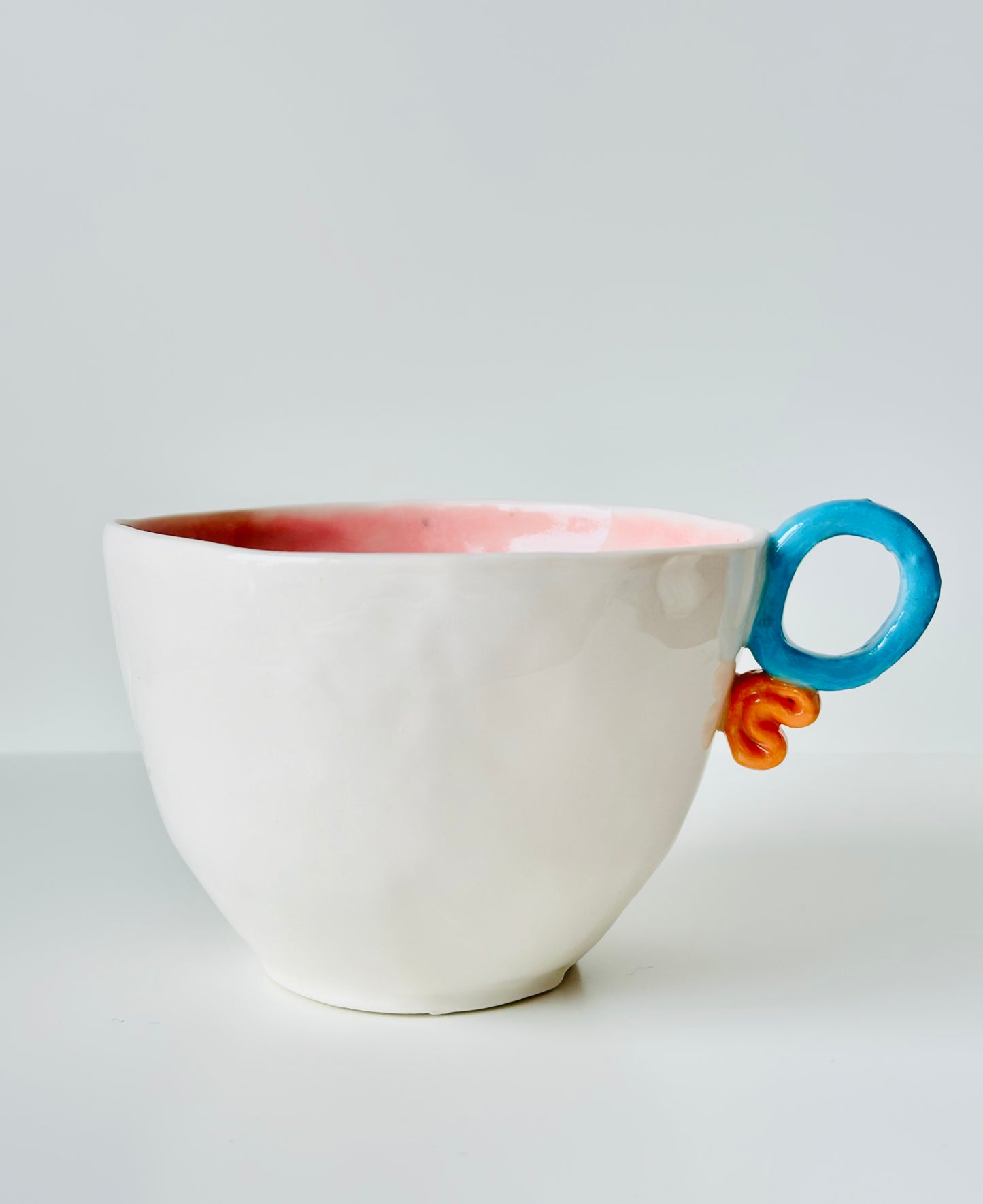 Tasse en porcelaine à fleurs colorées