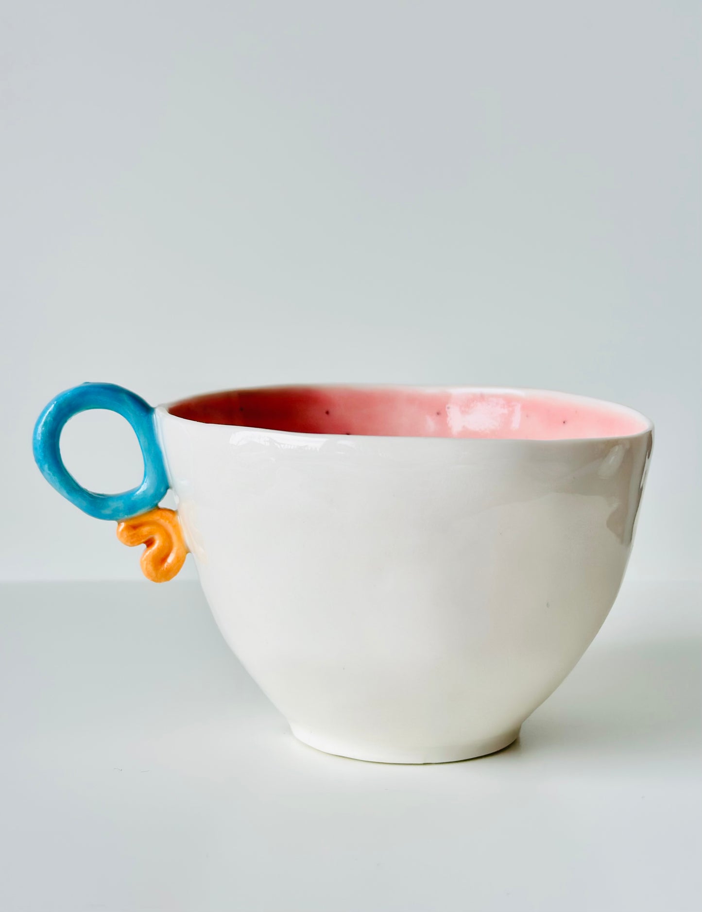 Tasse en porcelaine à fleurs colorées