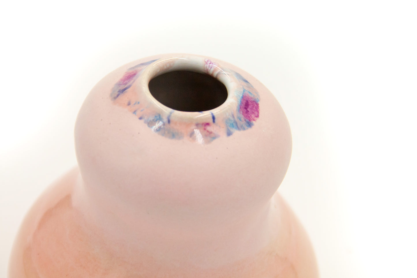 Wazonik ceramiczny w kolorze różowym