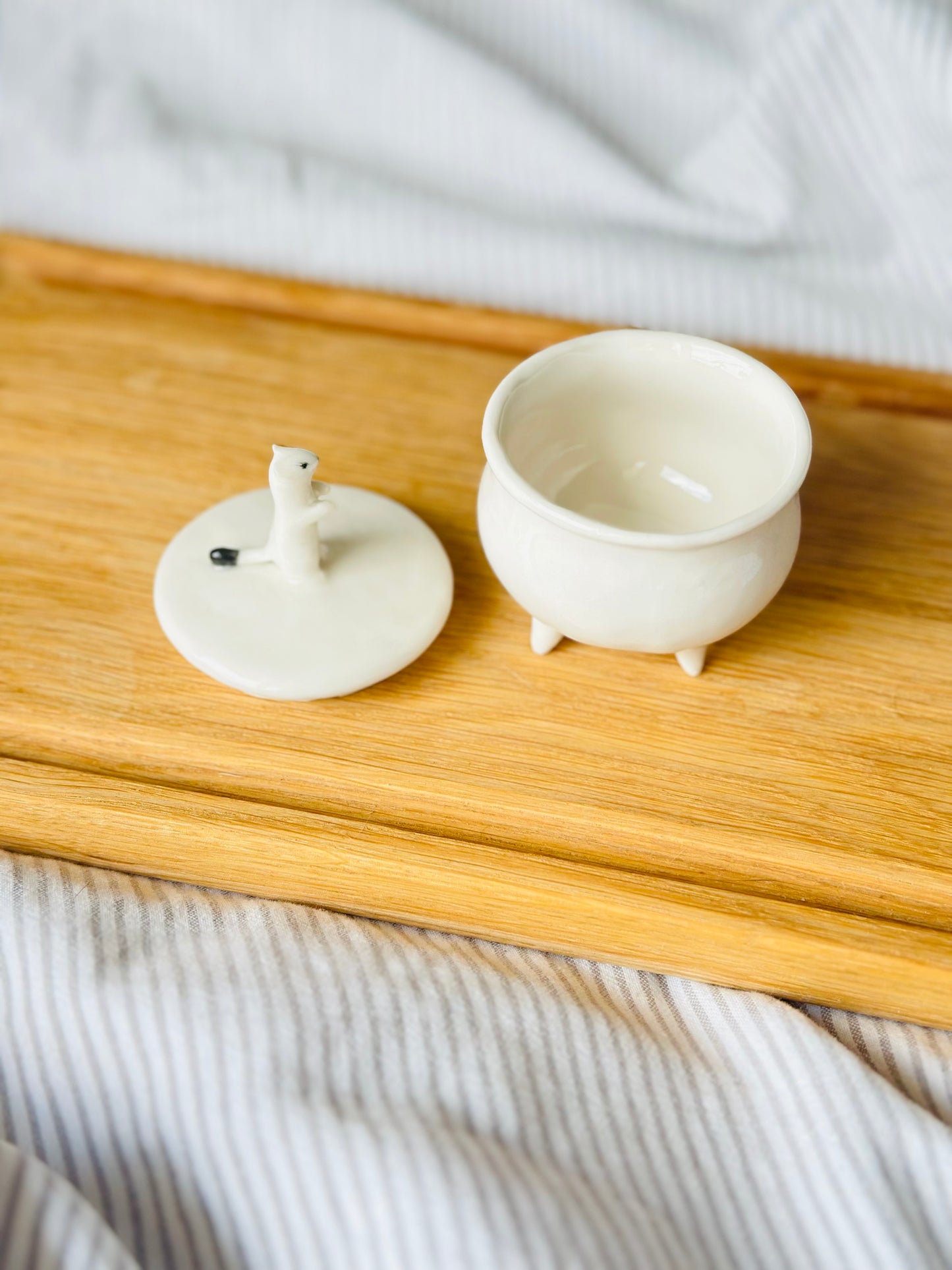 Puzderko porcelanowe z łasiczką
