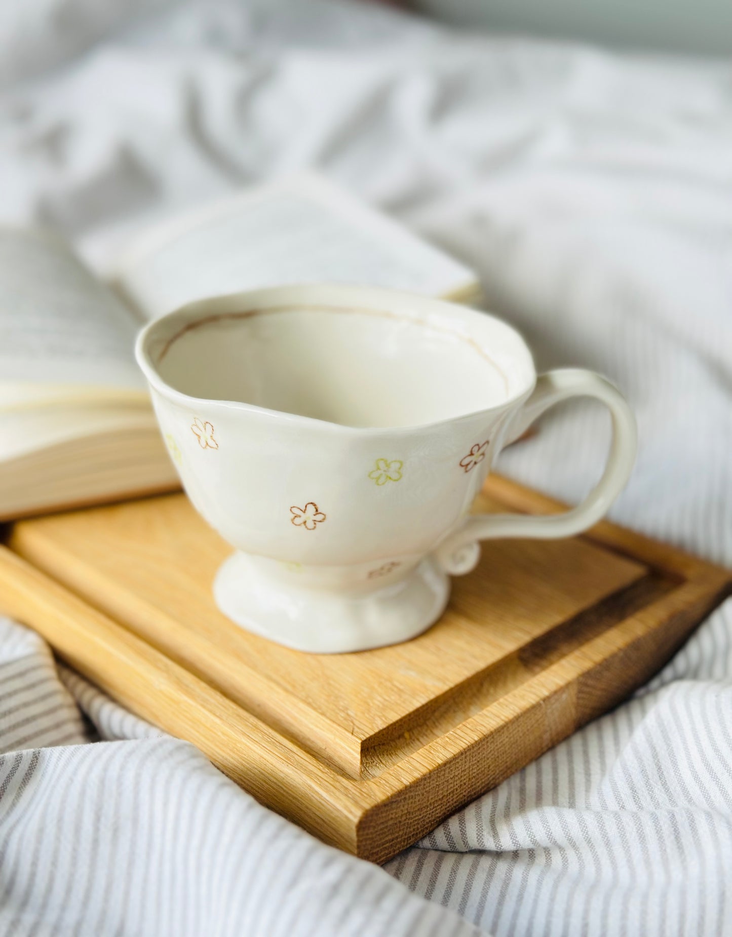Filiżanka porcelanowa w kolorowe kwiatki