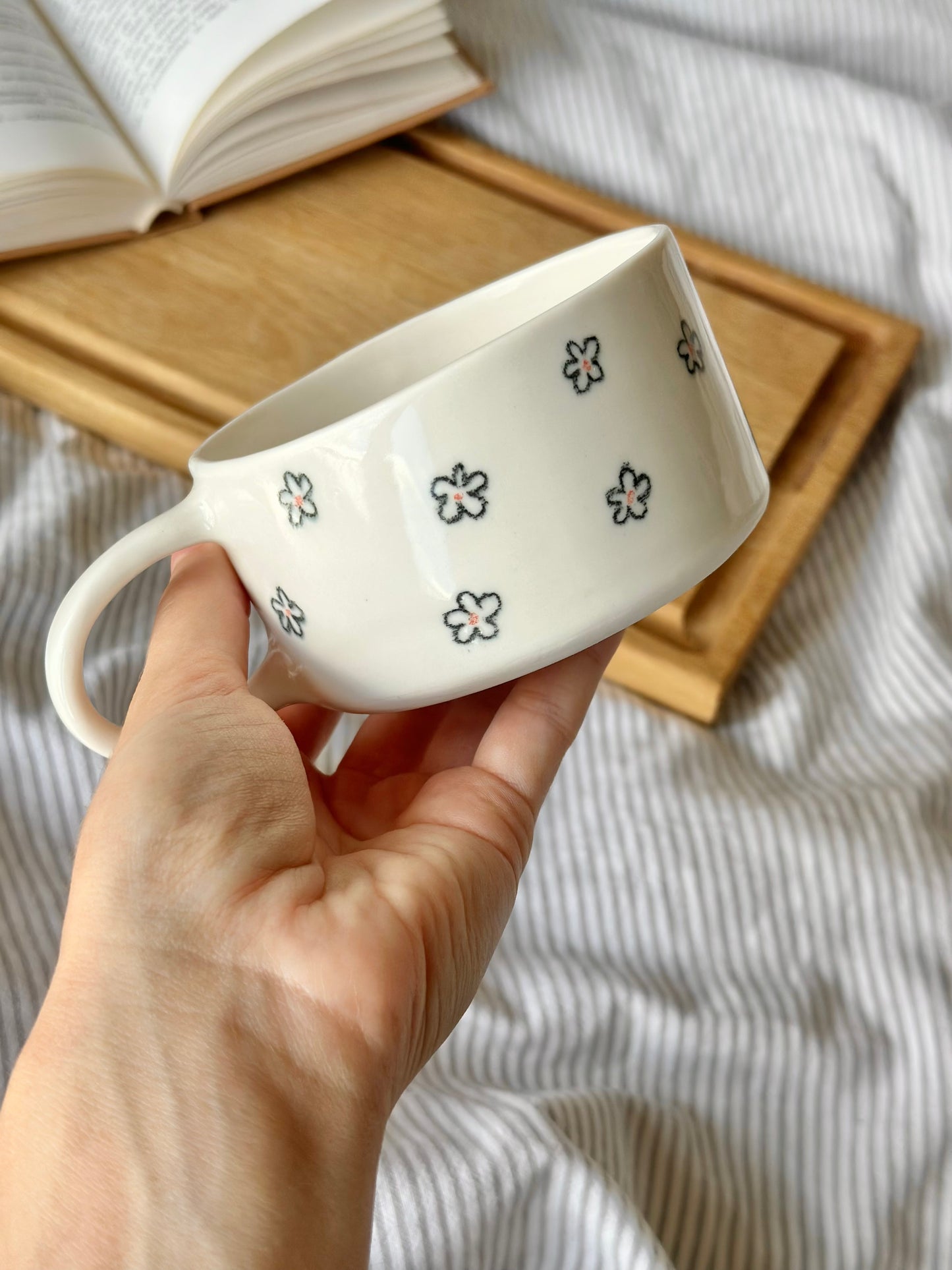 Kubek porcelanowy w kwiaty