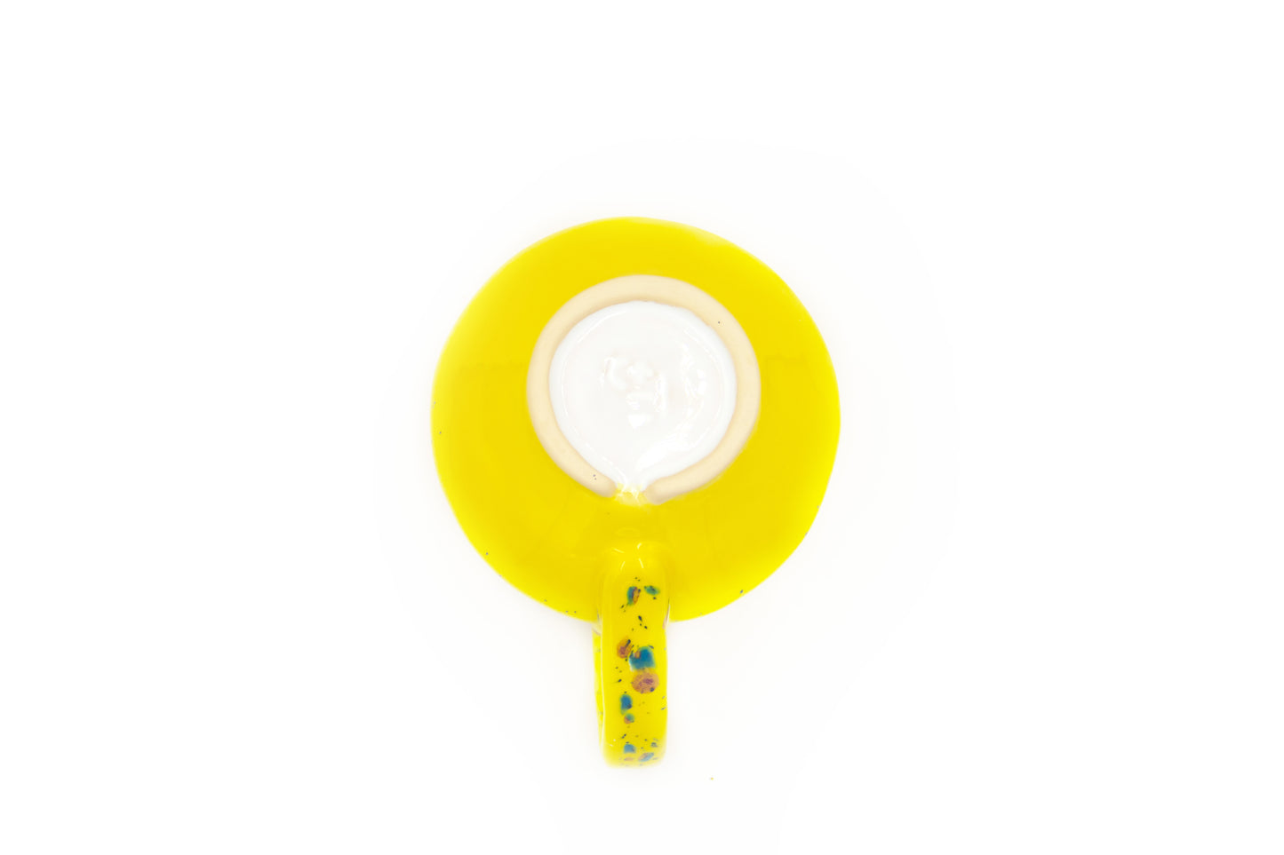 Kubek ceramiczny w kolorze żółtym oraz kropkami