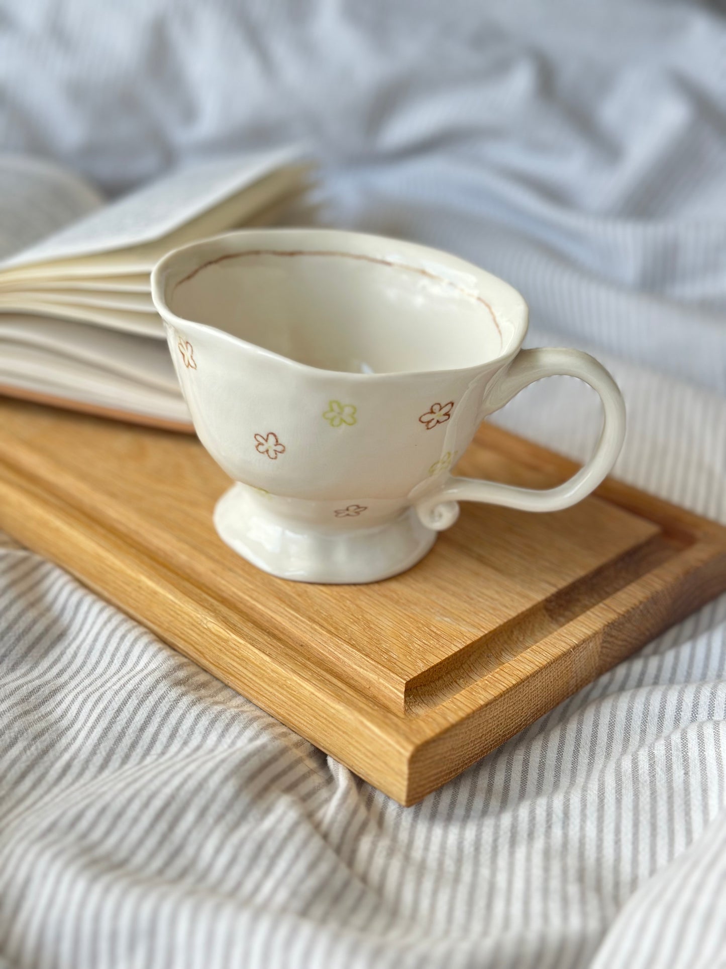 Filiżanka porcelanowa w kolorowe kwiatki