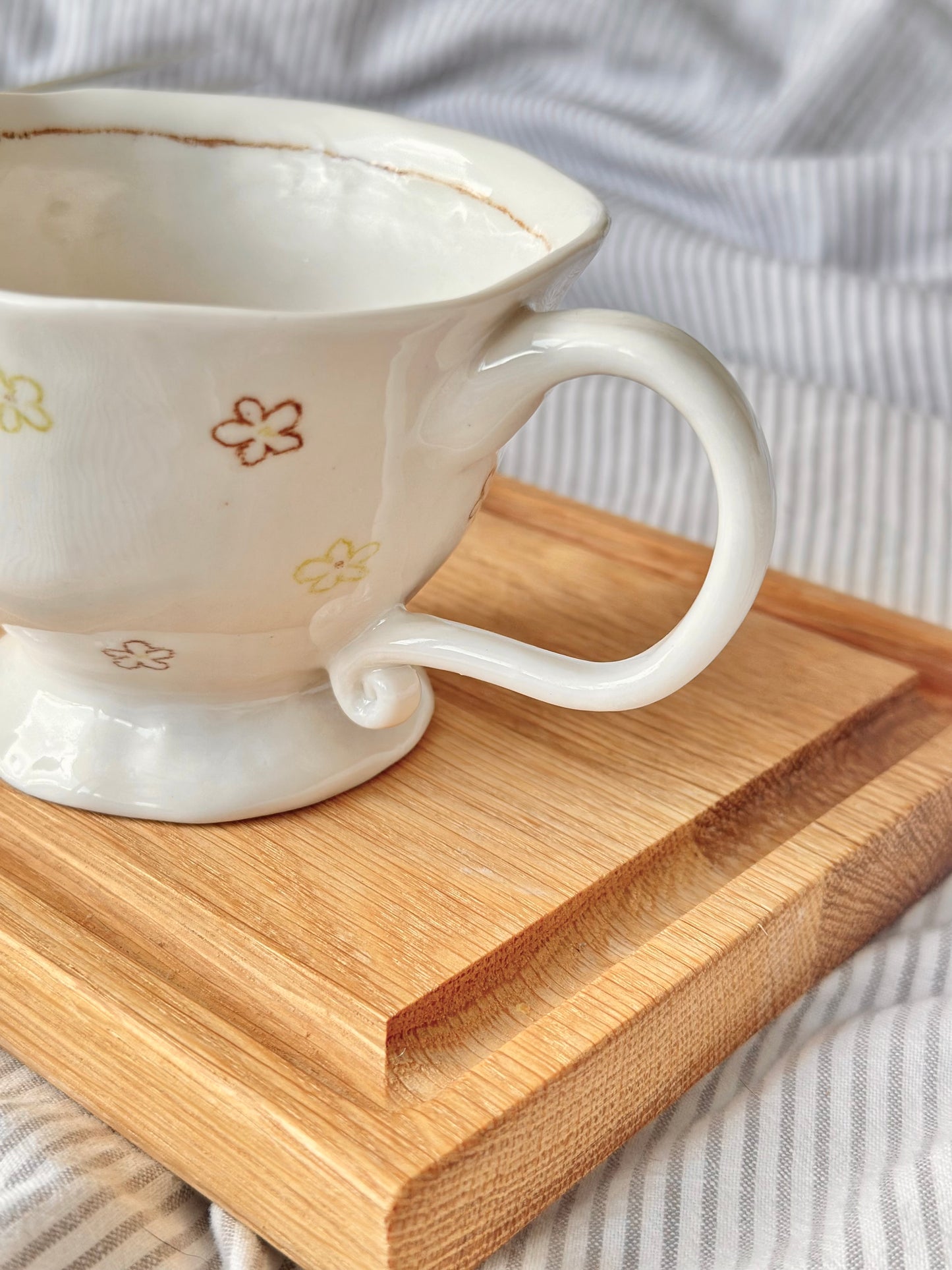Filiżanka porcelanowa w kolorowe kwiatki
