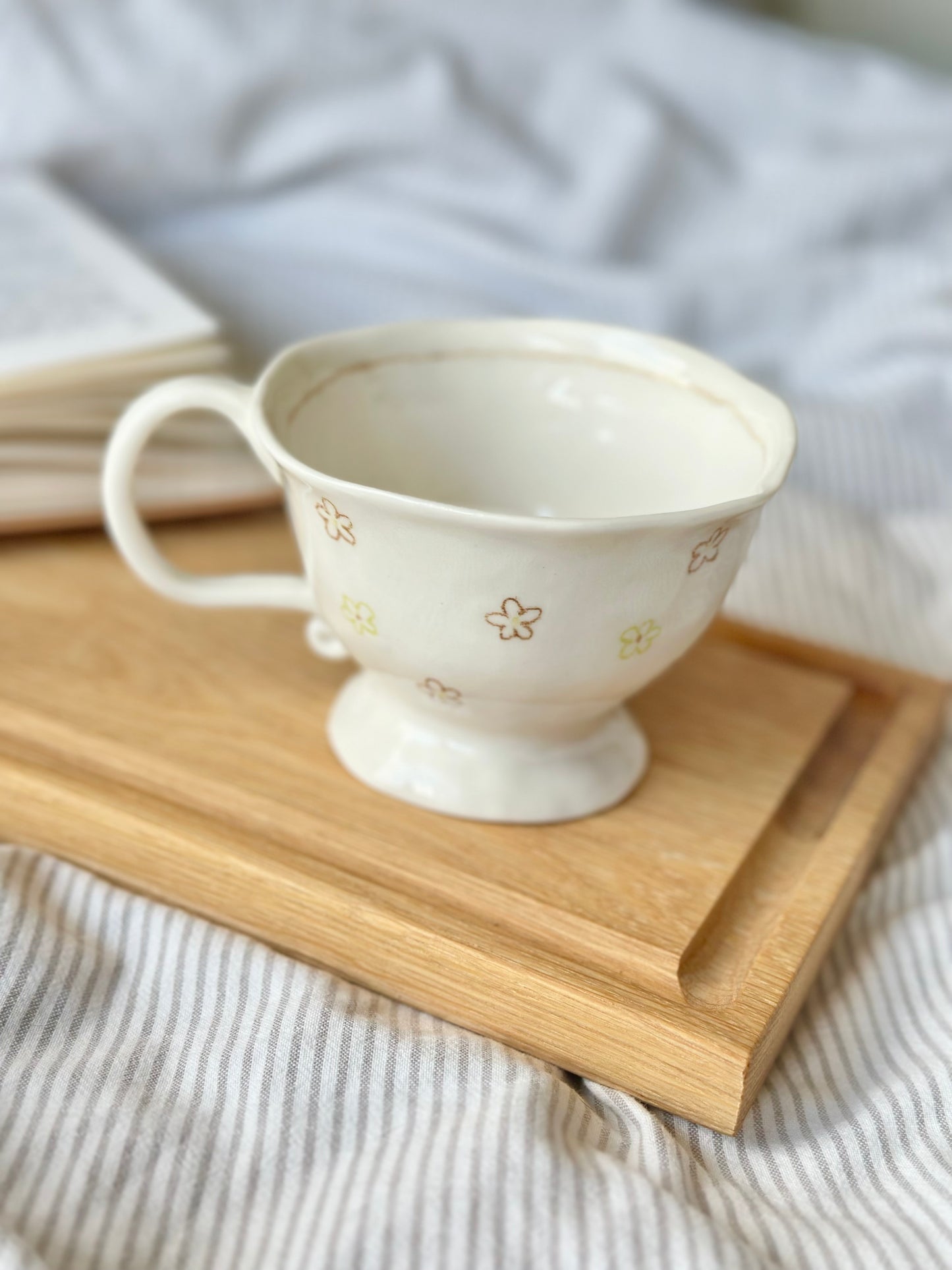 Filiżanka porcelanowa w kolorowe kwiatki