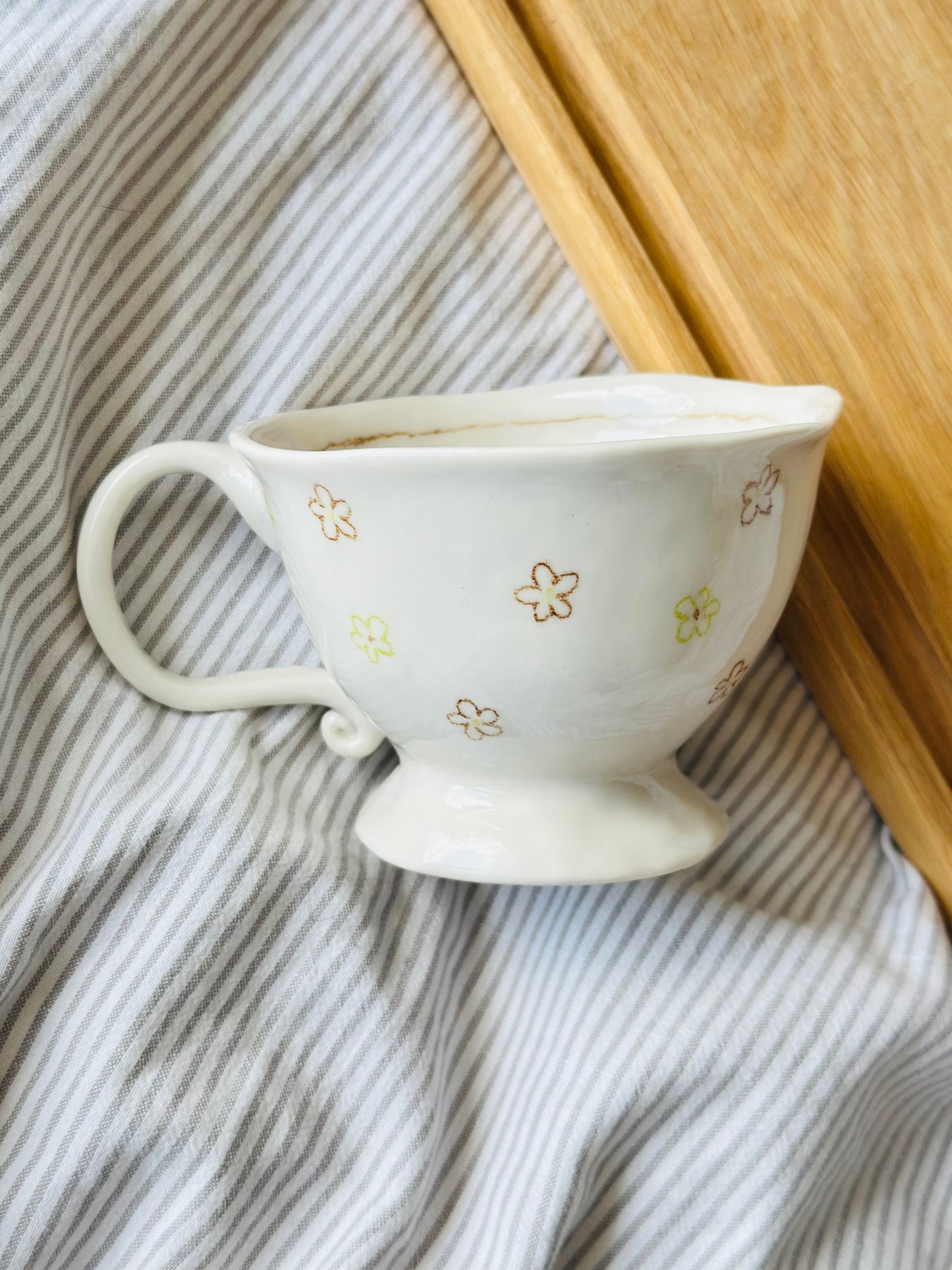 Filiżanka porcelanowa w kolorowe kwiatki
