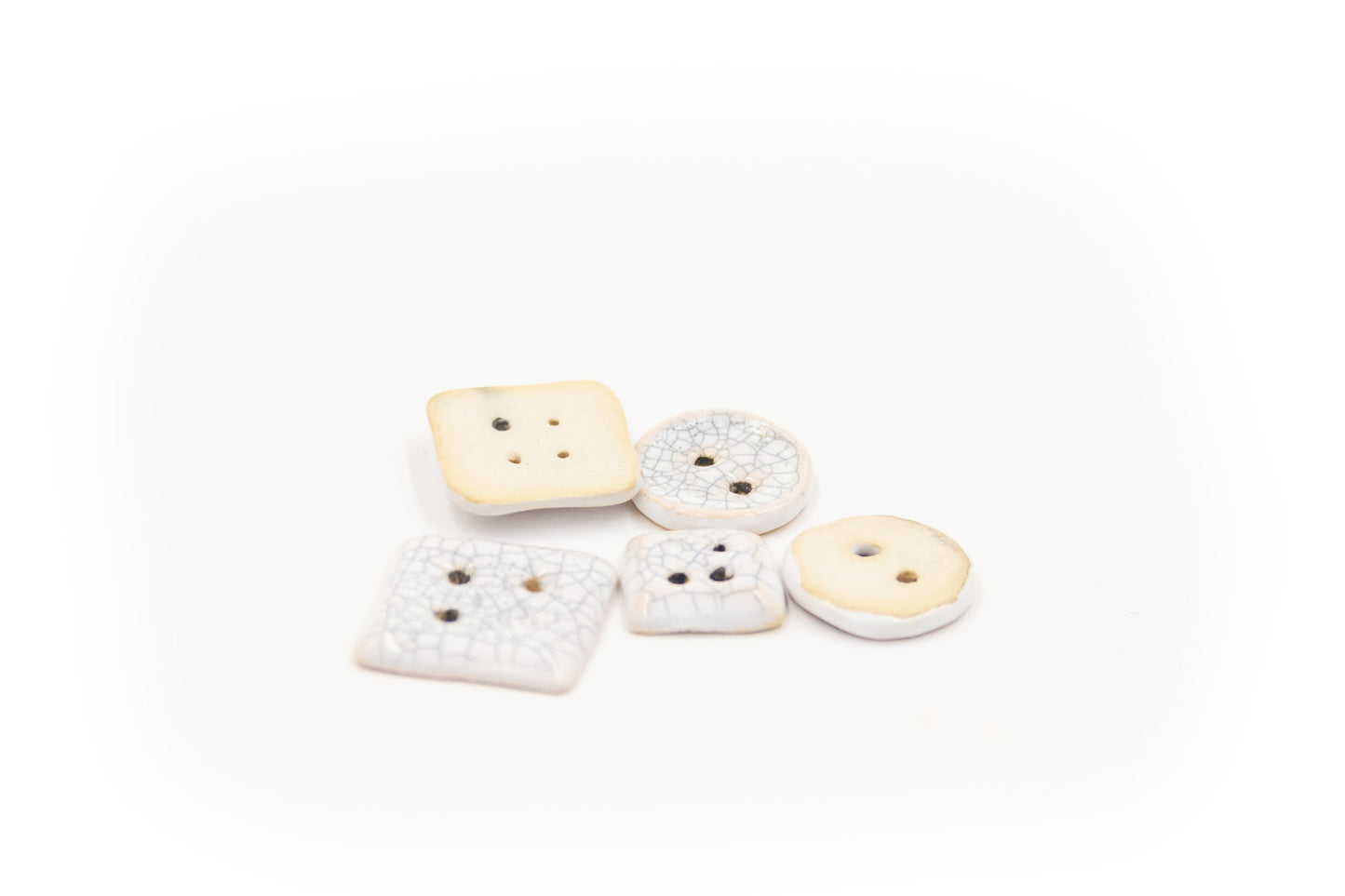 Guziki ceramiczne białe z efektem krakle