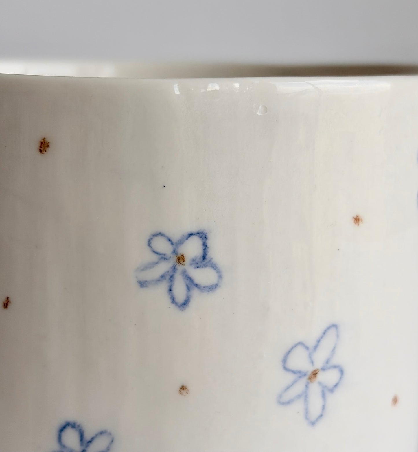 Kubek porcelanowy w kwiaty