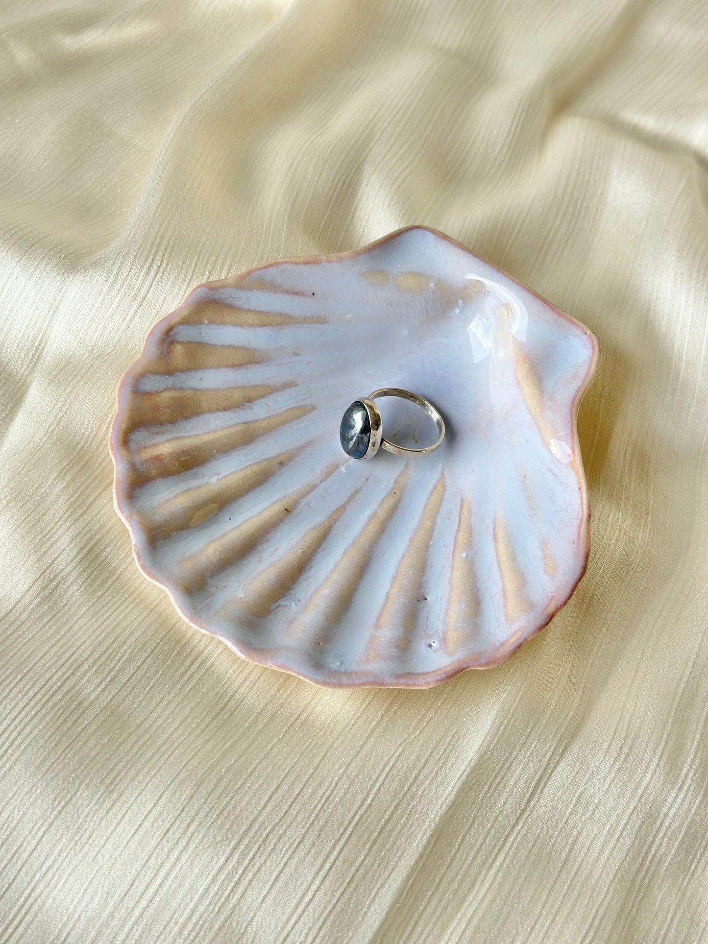 Muszla porcelanowa/ceramiczna podstawka na biżuterię