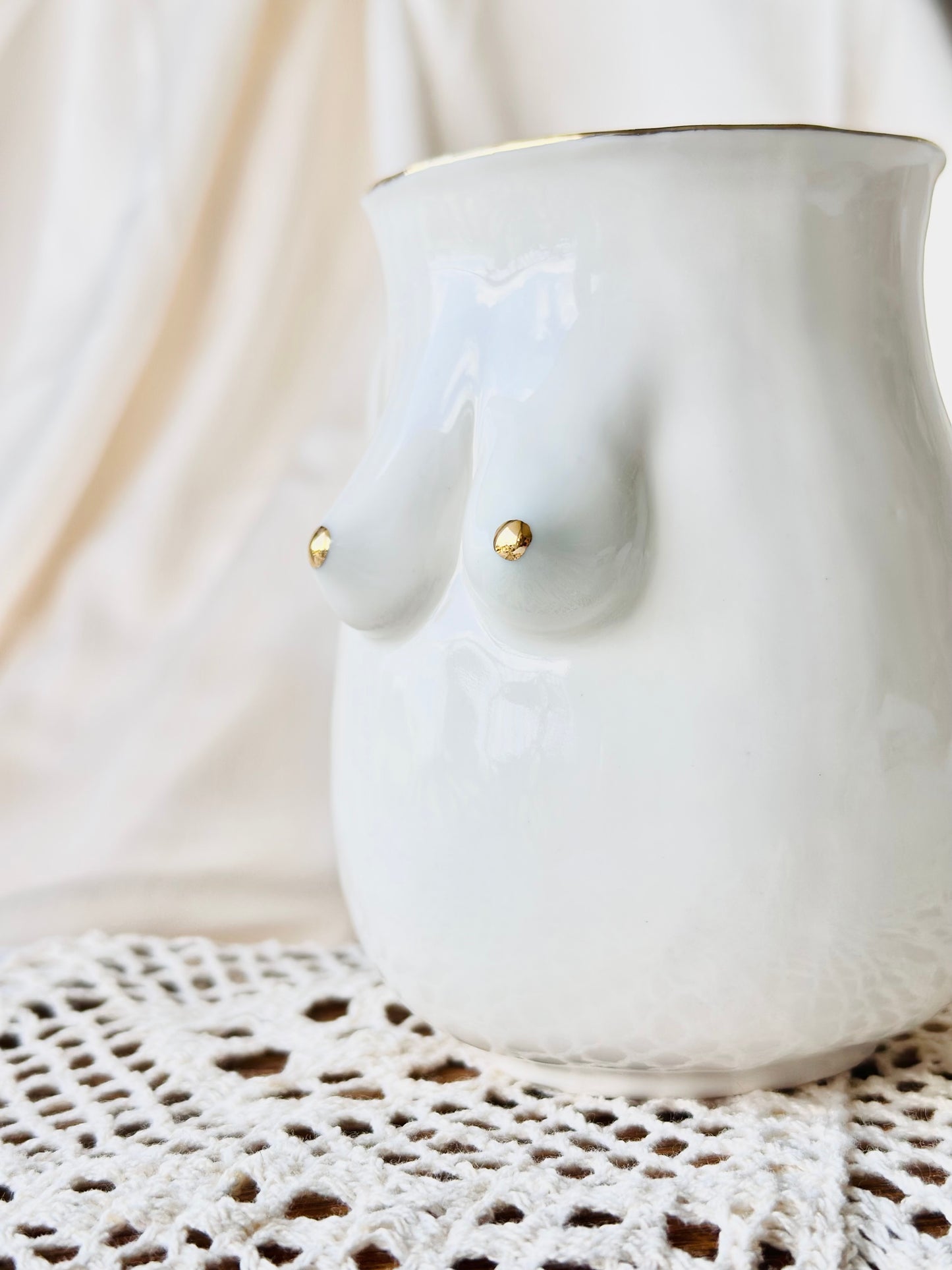 Kubek porcelanowy złocony z cyckami