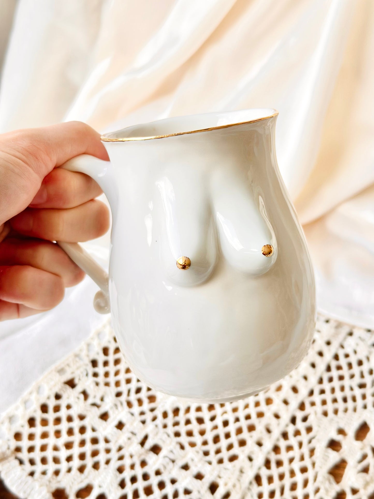 Kubek porcelanowy złocony z cyckami