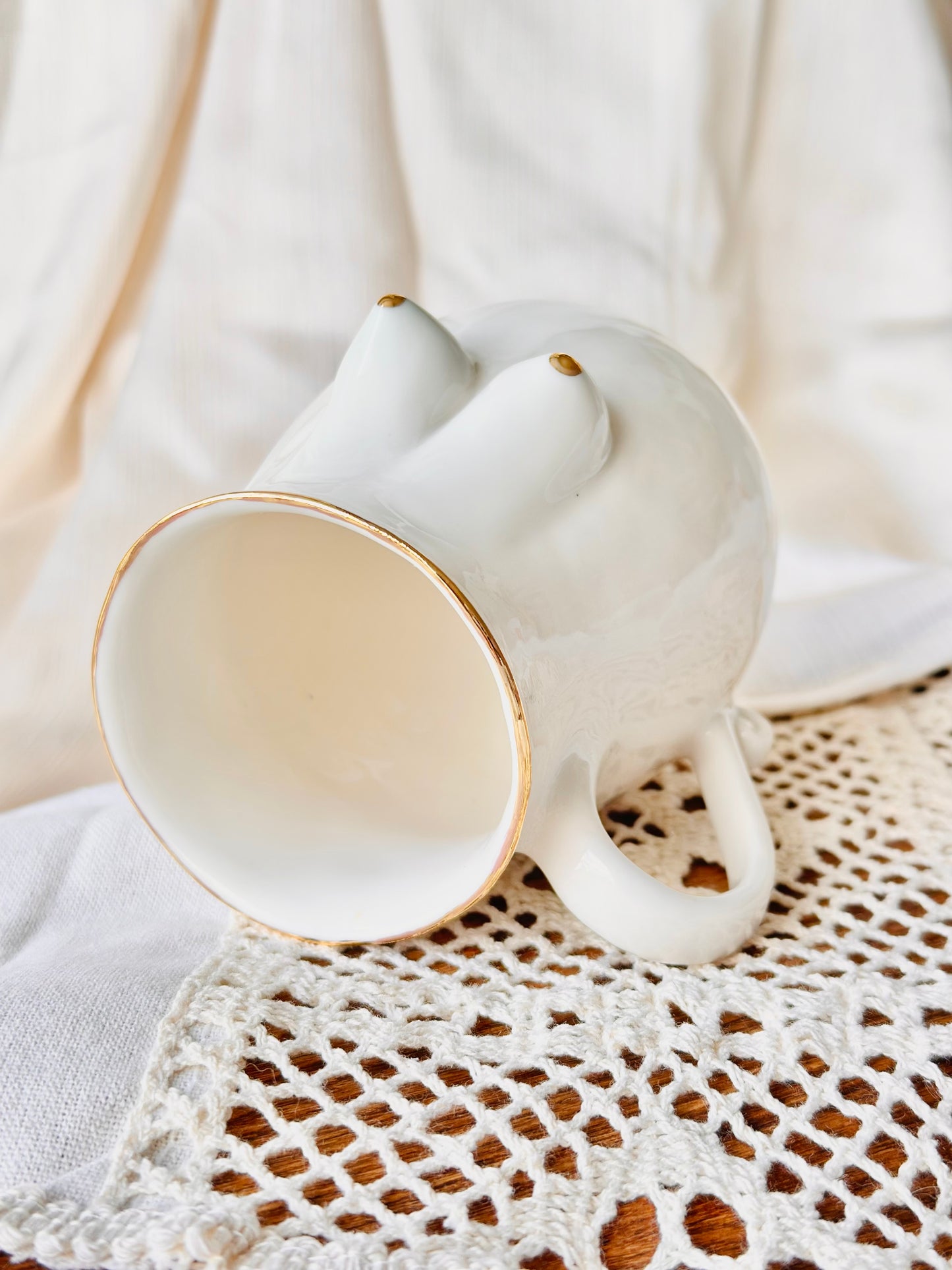 Kubek porcelanowy złocony z cyckami