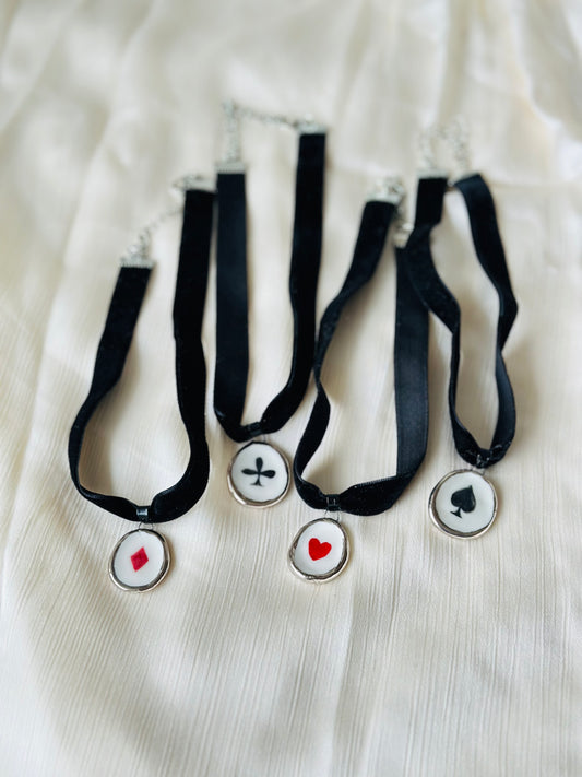 Collier amphore blanche pour huiles essentielles