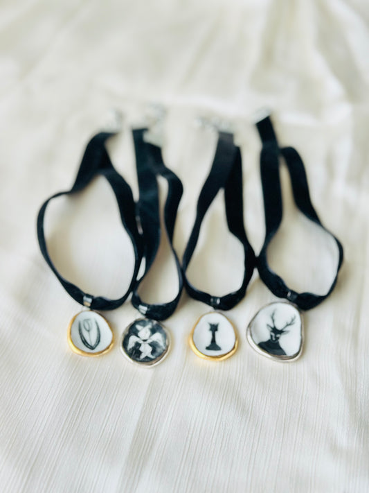 Collier amphore blanche pour huiles essentielles