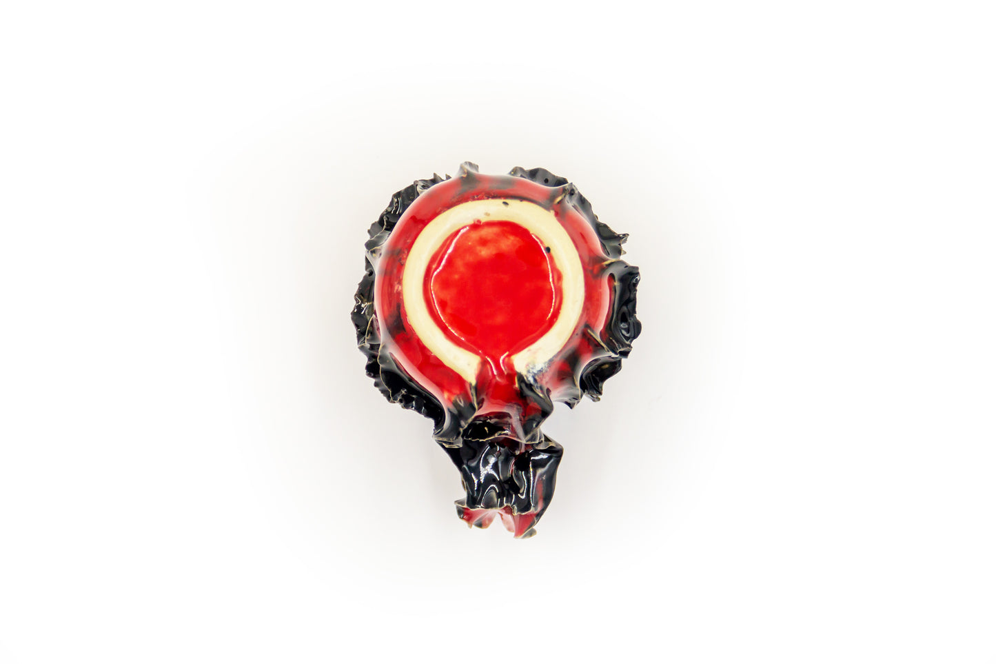 Kubek ceramiczny w kolorze czerwono-czarnym