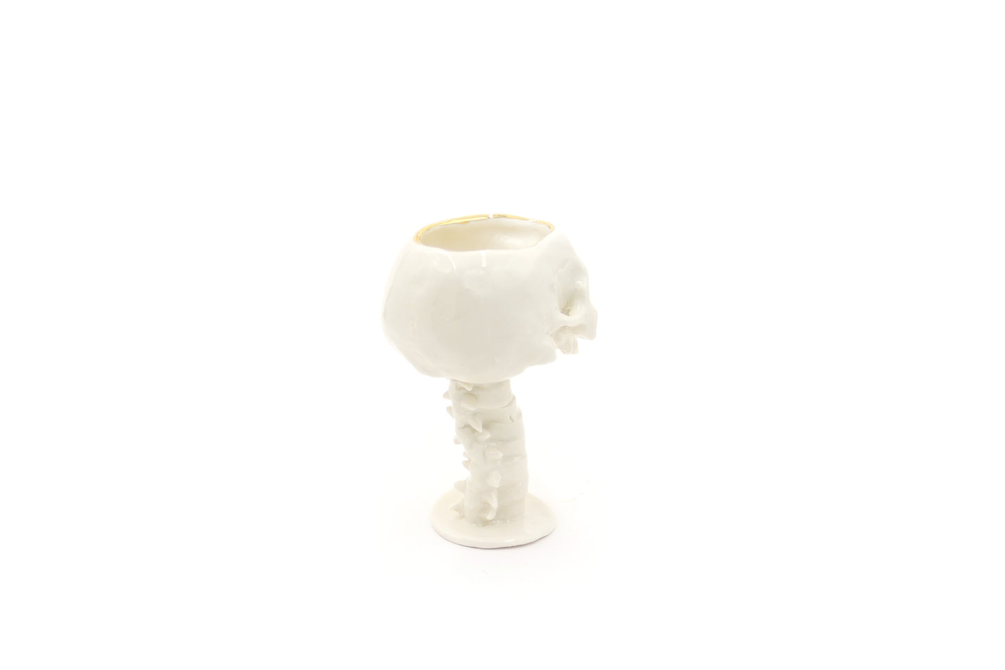 Puchar porcelanowy w kształcie czaszki z kręgosłupem