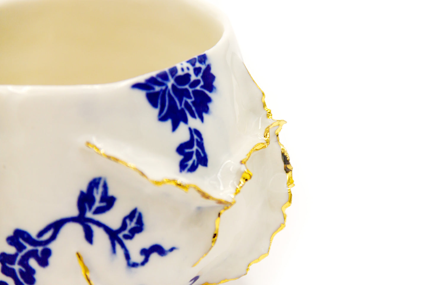 Kubek porcelanowy ze złoceniem