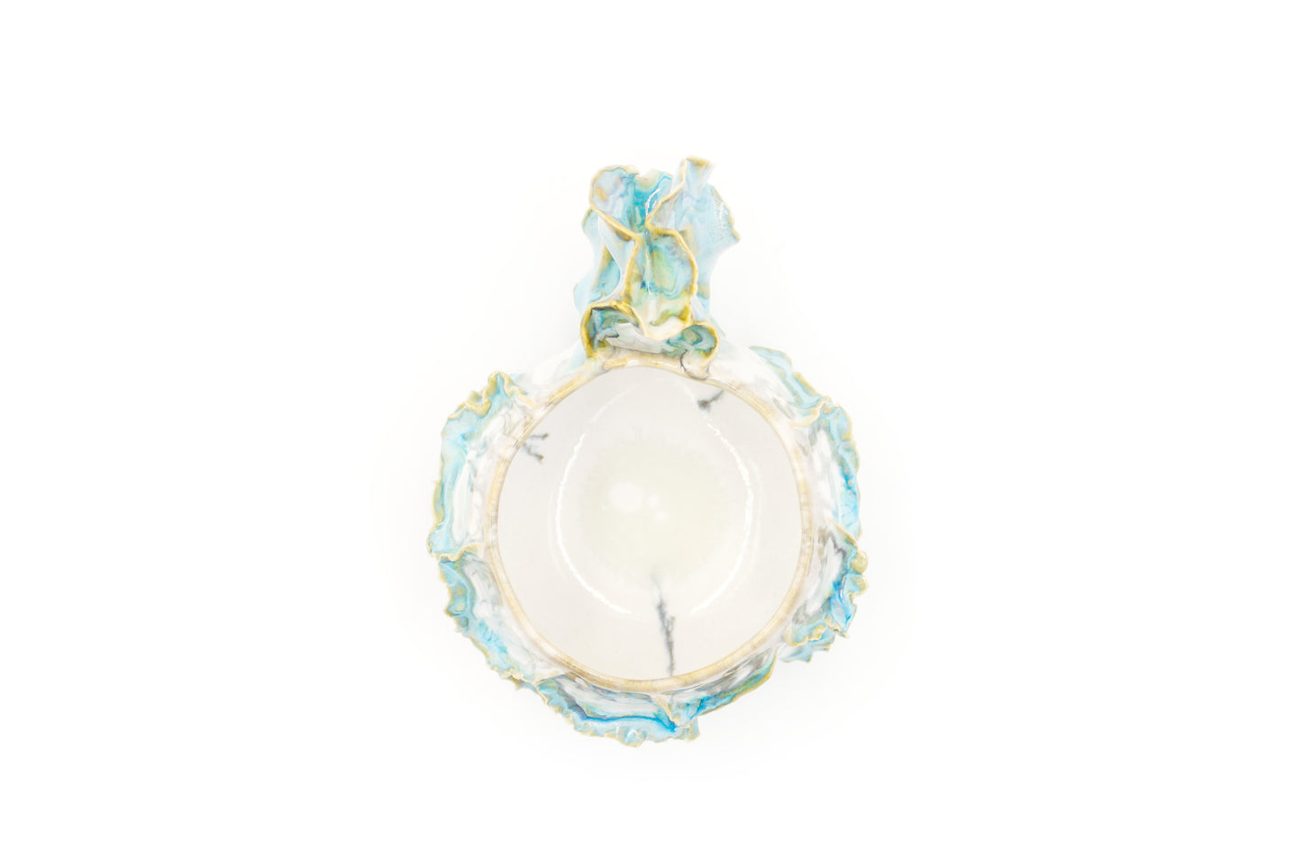 Kubek ceramiczny w kolorze biało-niebieskim