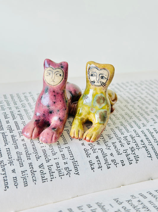 Figurine en céramique d'un chat médiéval