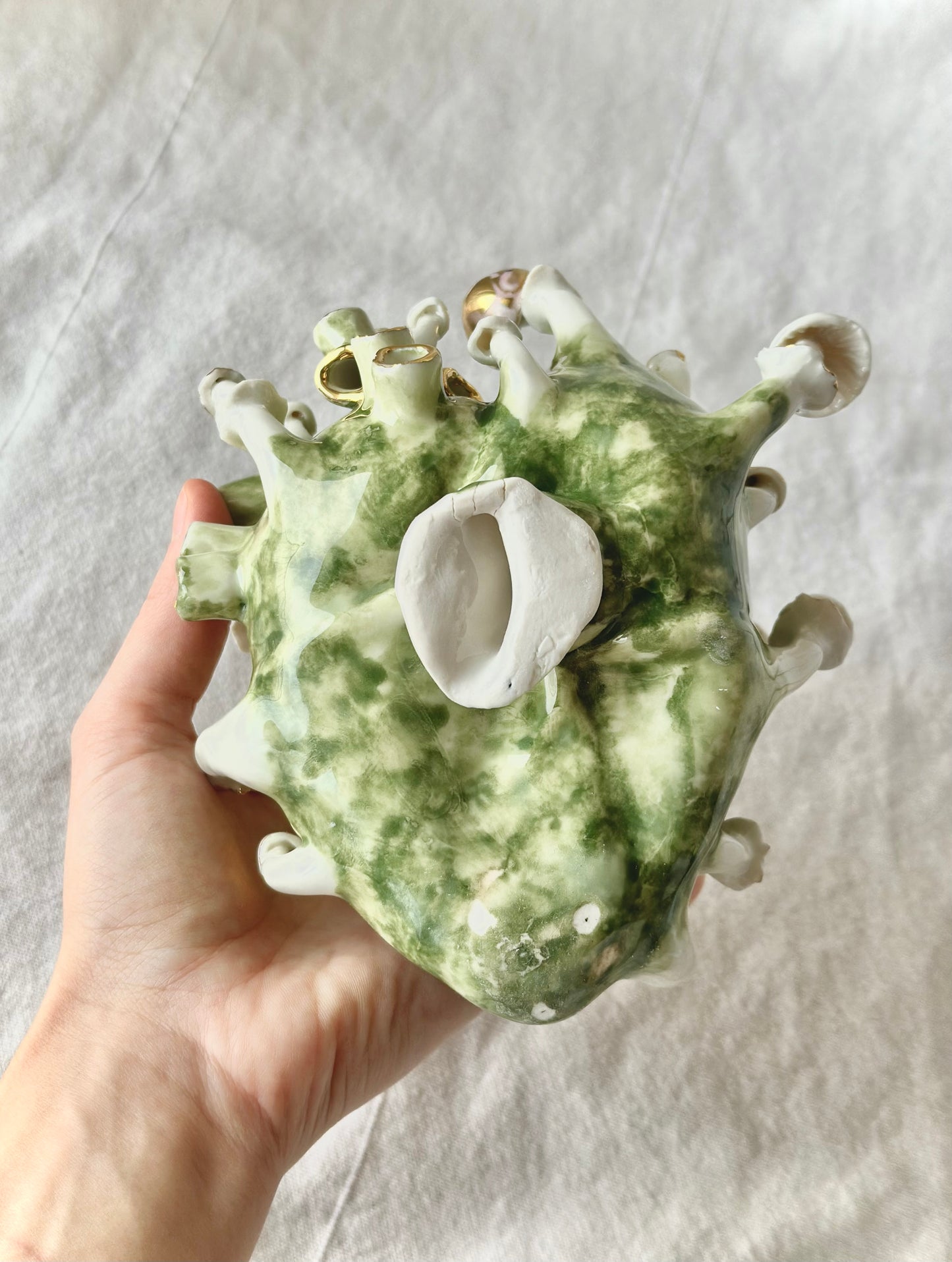 Serce porcelanowe z grzybami ze złoceniem