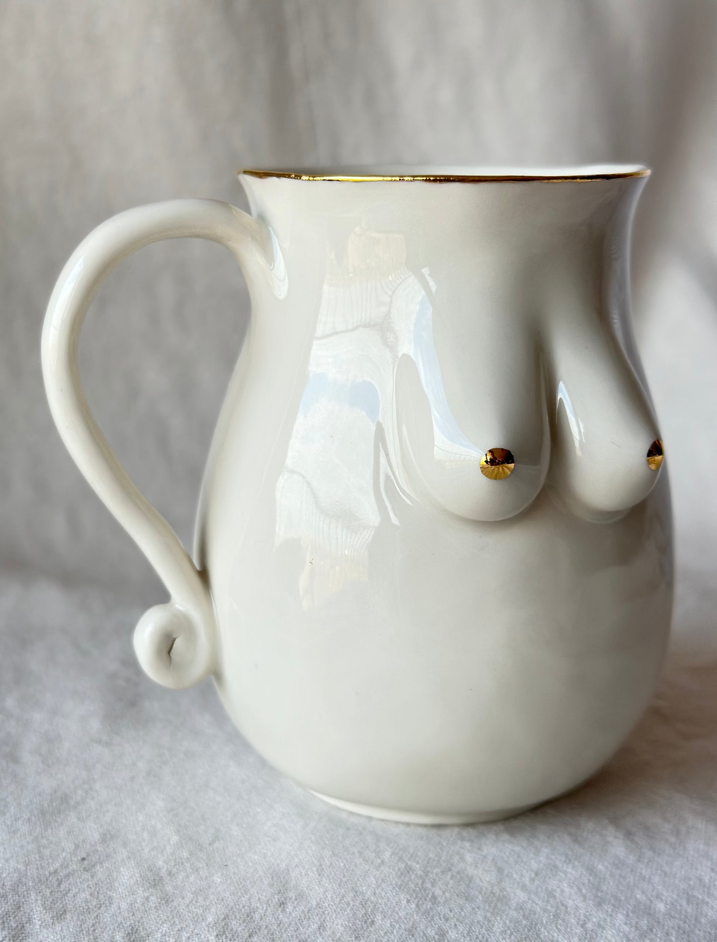 Kubek porcelanowy złocony z cyckami