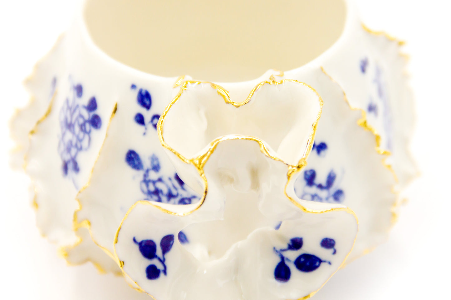 Kubek porcelanowy ze złoceniem