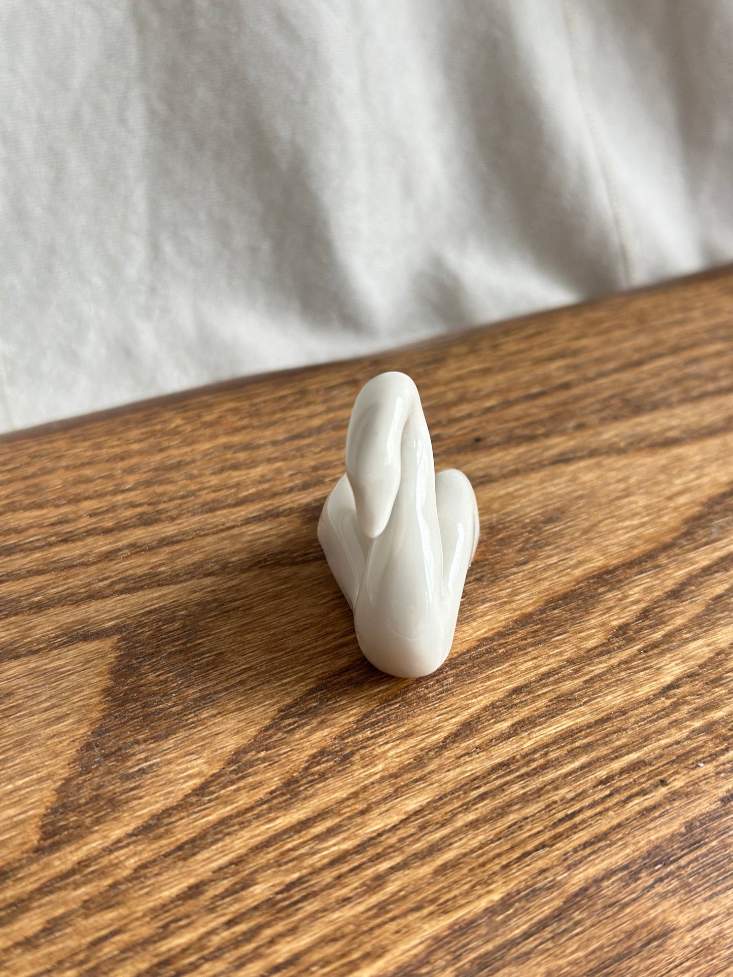 Figurine en céramique d'un chat médiéval