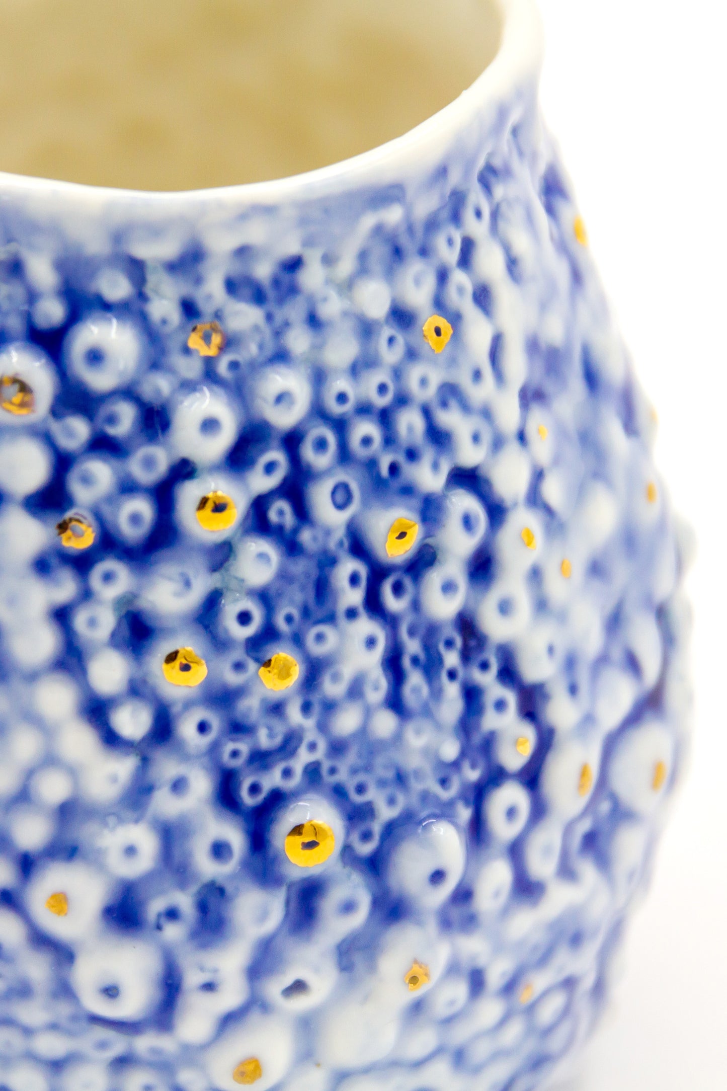 Kubek porcelanowy „Rafflesio” granatowy ze złoceniem