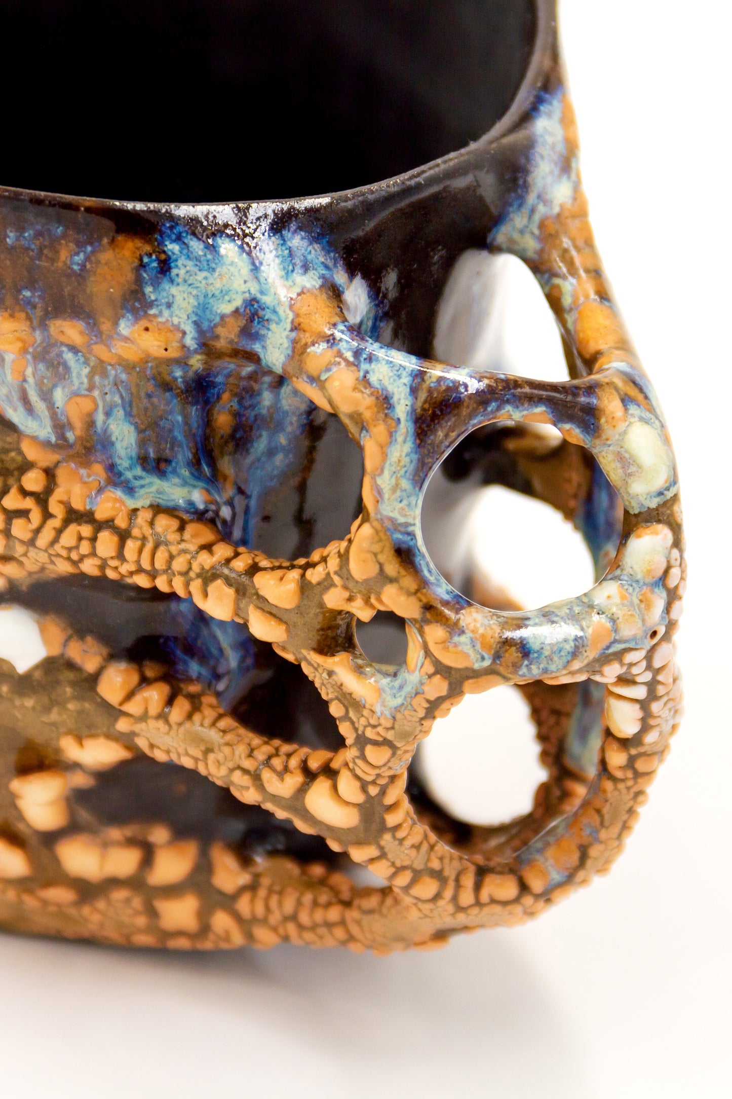 Kubek ceramiczny w kolorze czarno-brązowym