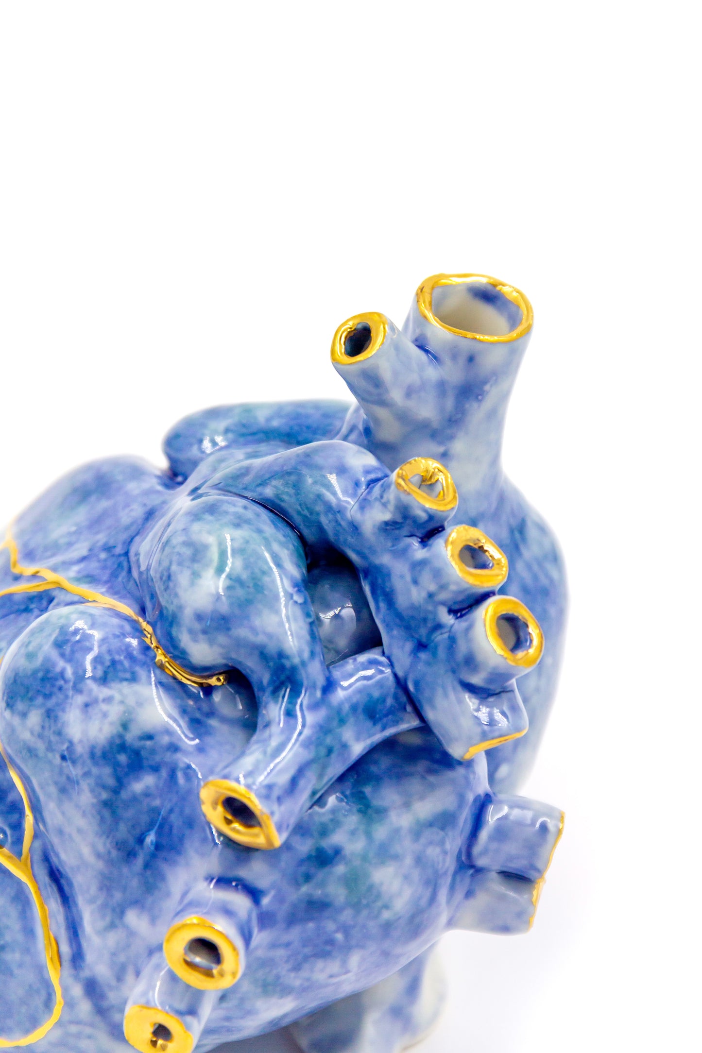 Coeur en porcelaine bleue plaqué or