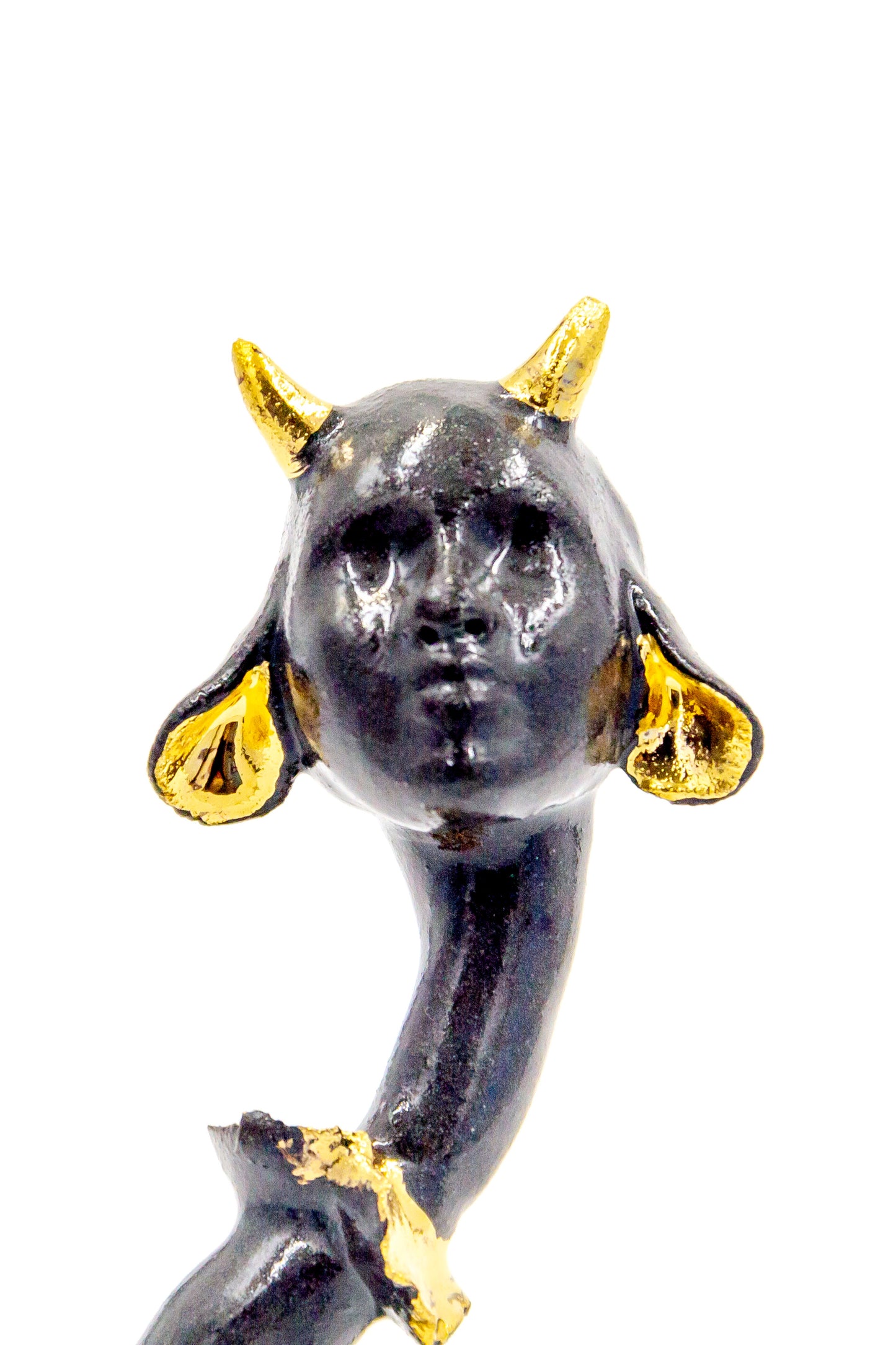 Istota «Charlotte», rzeźba ceramiczna ze złoceniem.