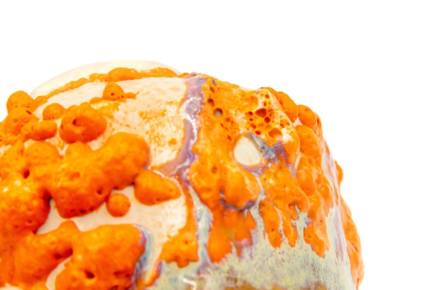 Kubek ceramiczny w kolorze beżowo-pomorańczowym