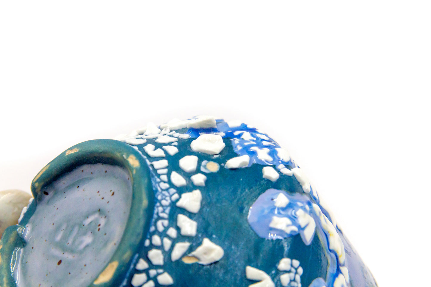 Kubek ceramiczny w kolorze biało-niebieskim