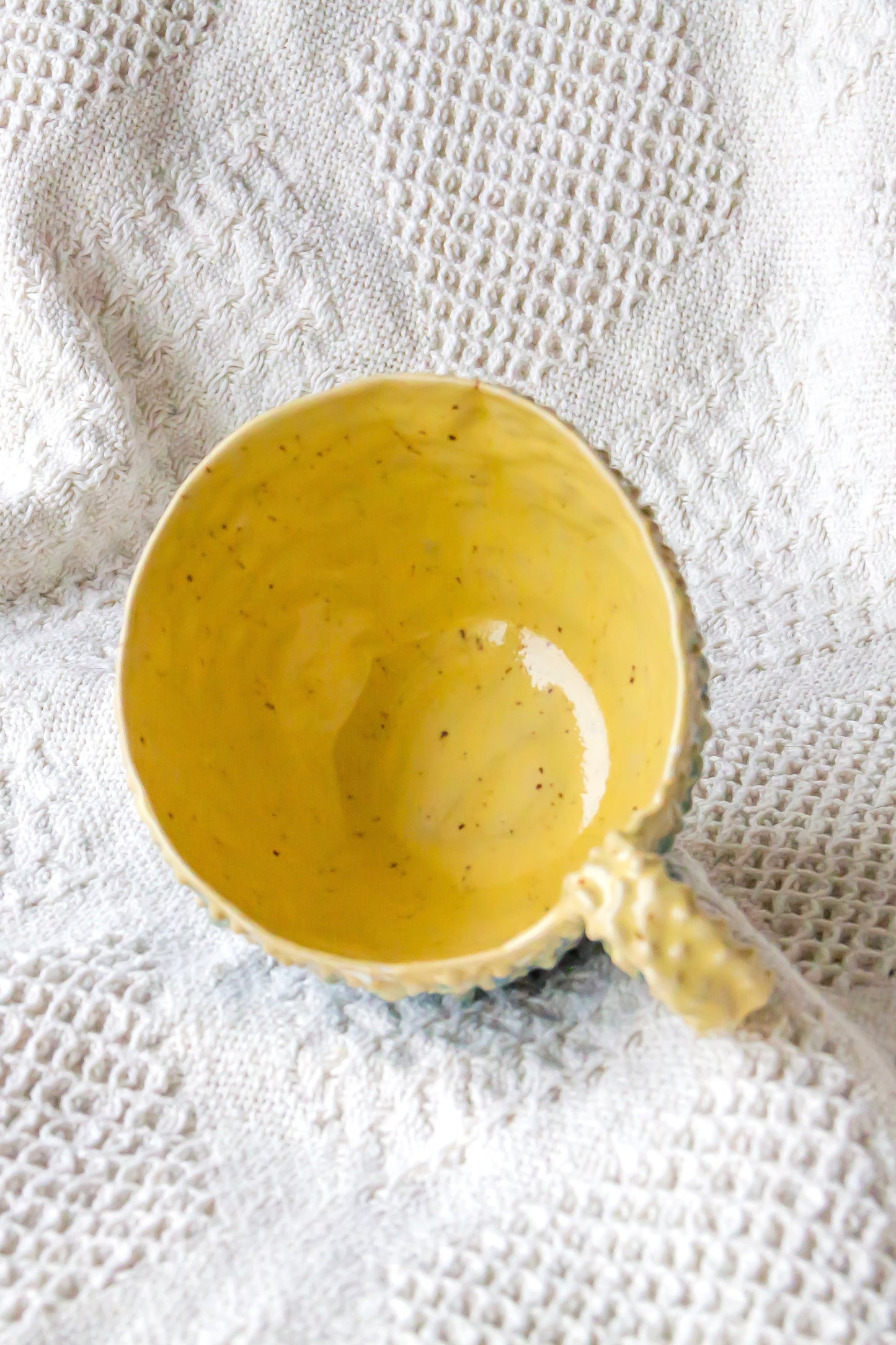 Tasse en céramique "Pox" en jaune et bleu