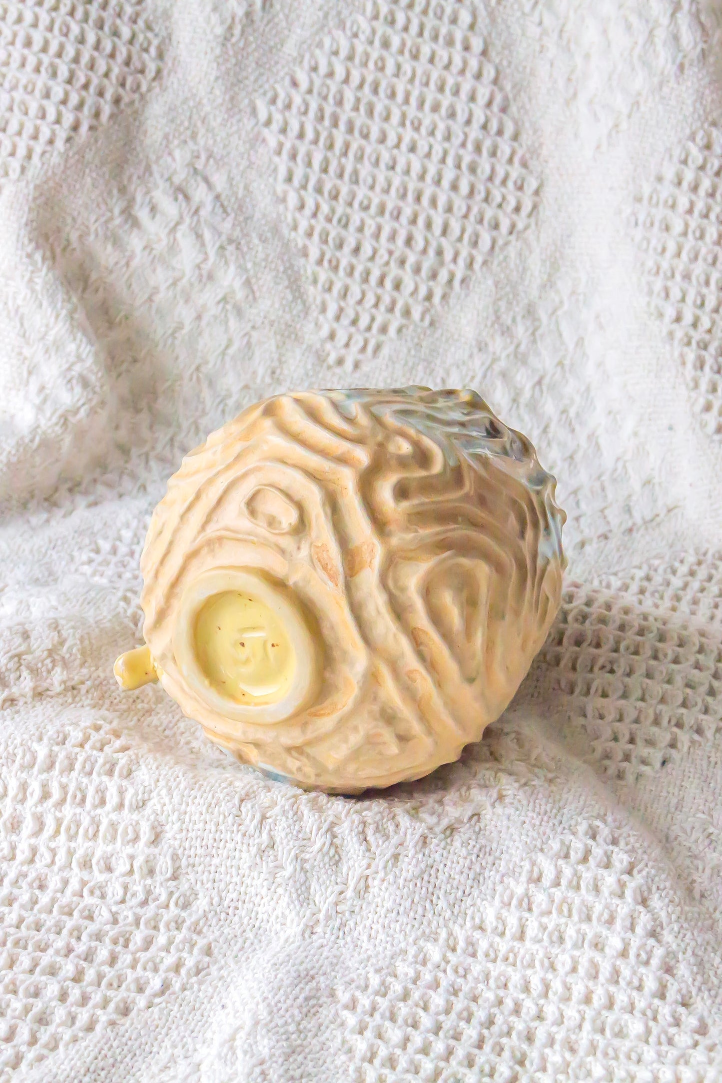 Kubek ceramiczny “Zuma” w kolorze zółto-beżowym