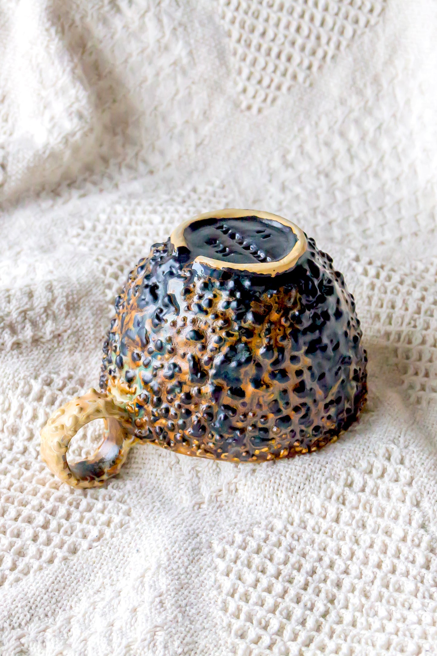 Filiżanka ceramiczna “Pox’ w kolorze czarno-beżowym