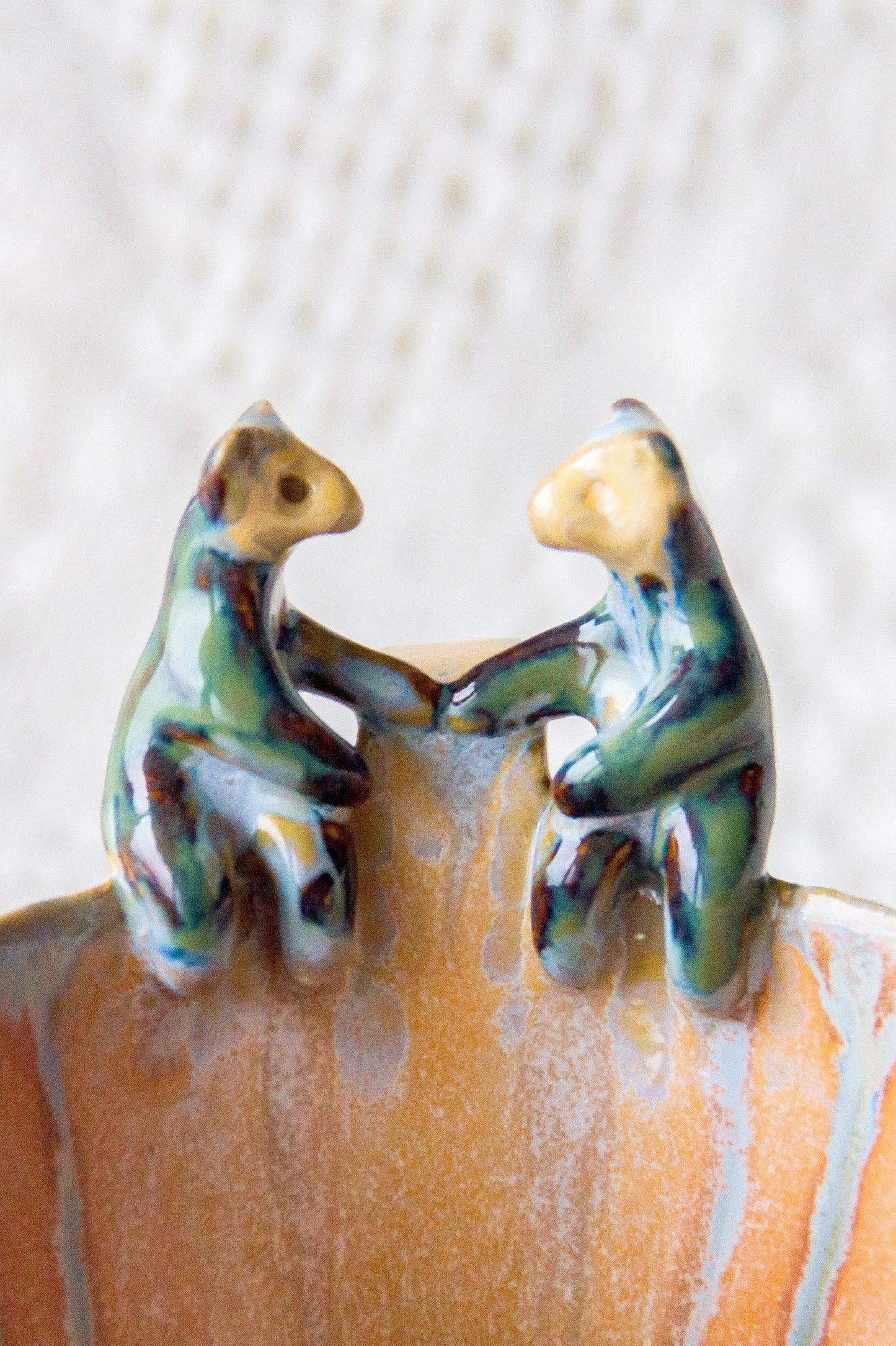 Filiżanka ceramiczna z werlingami w kolorze zielono-beżowym