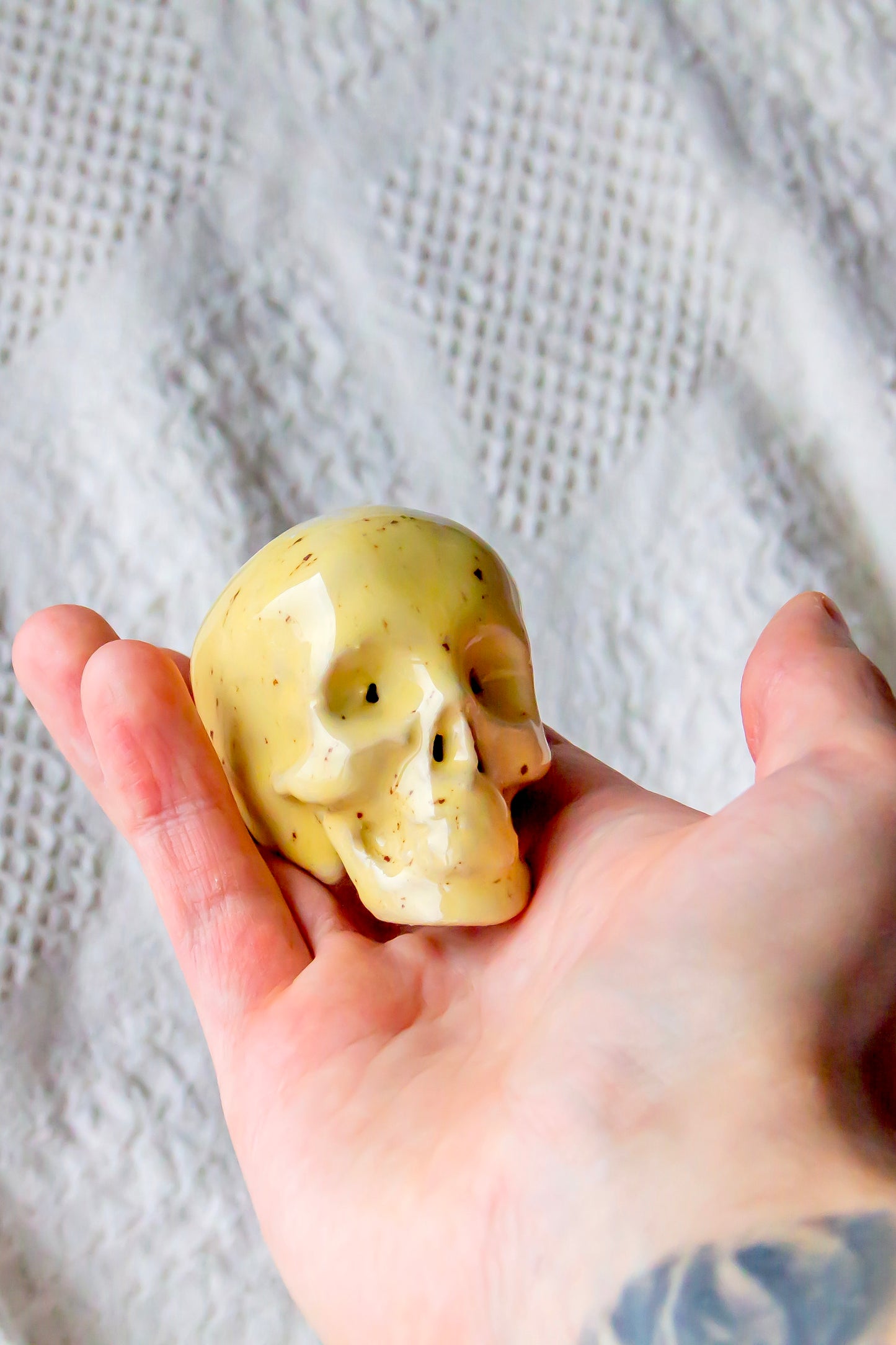 Mini crâne en céramique, jaune et beige