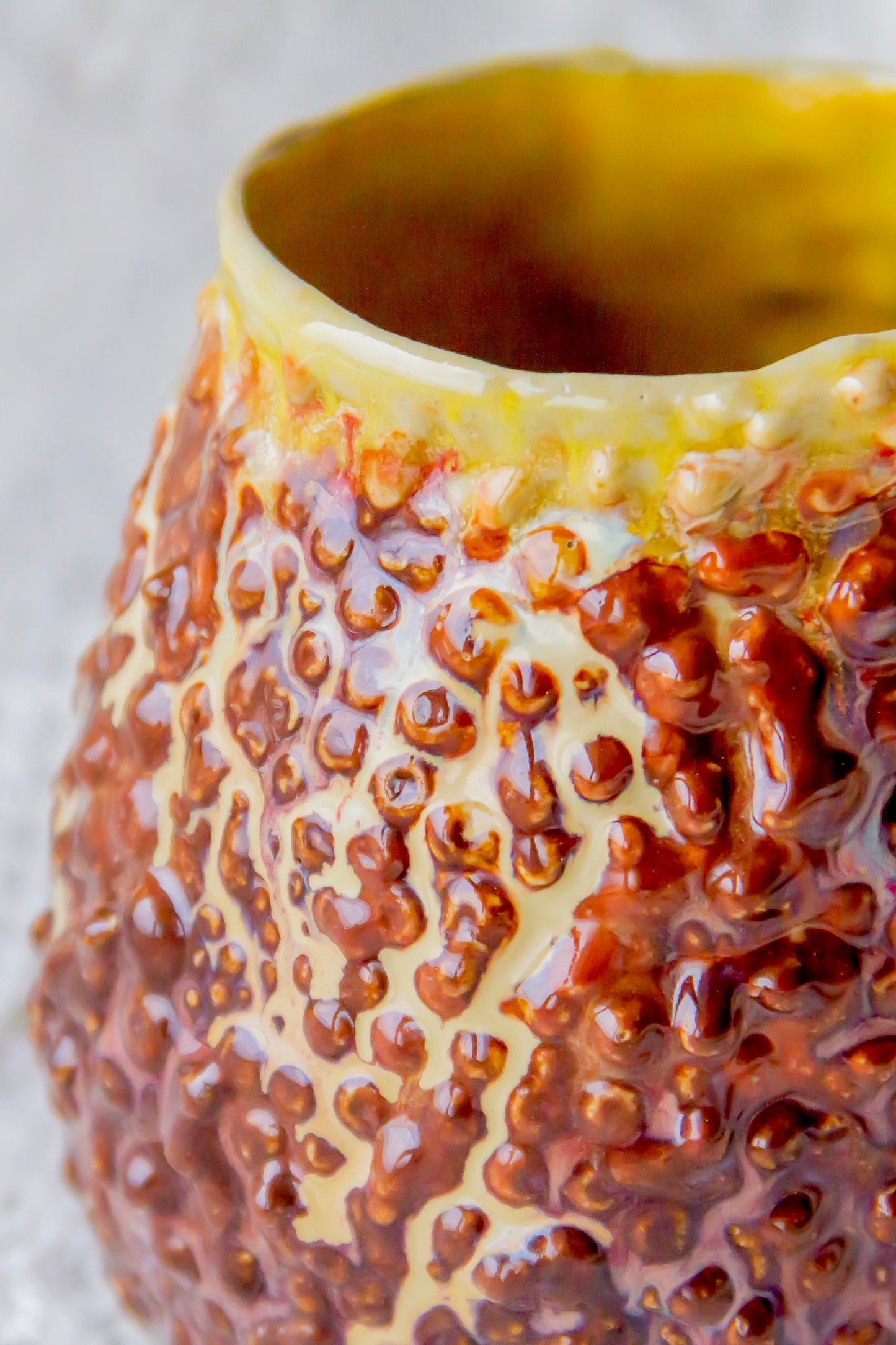 Kubek ceramiczny „Rafflesio” żółto-brązowy