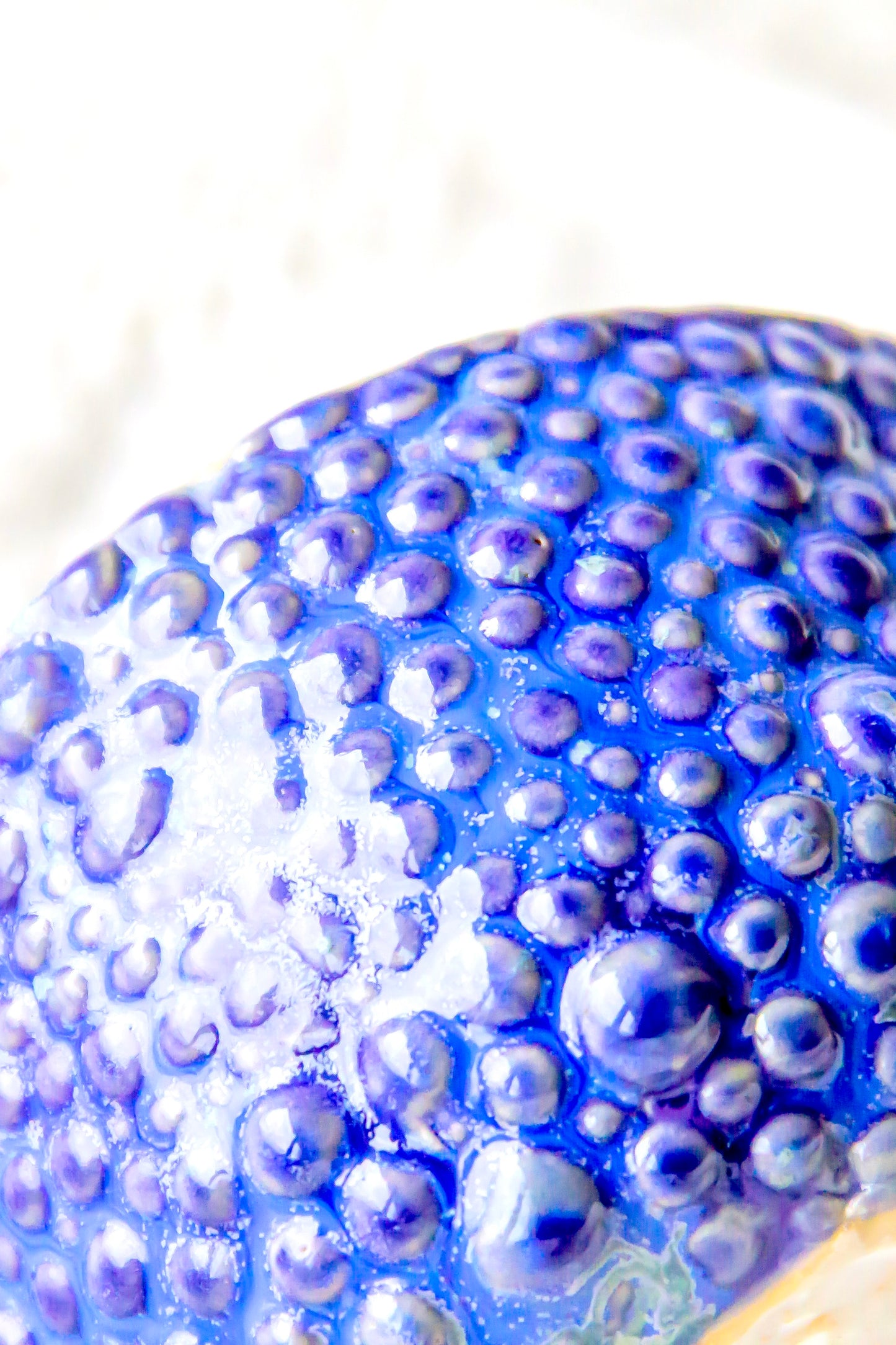 Filiżanka ceramiczna “Bubbles 2” biało-fioletowa