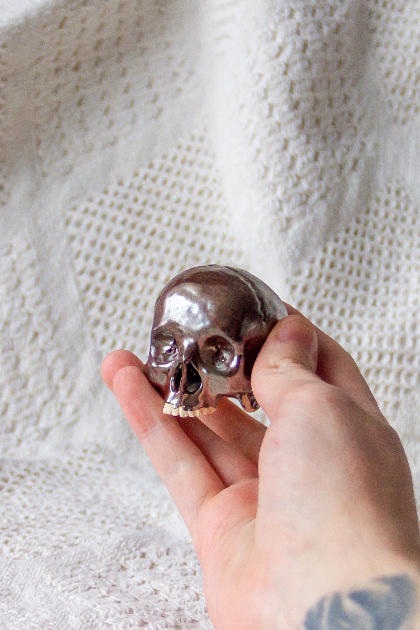 Czaszka ceramiczna mini w kolorze metalowym