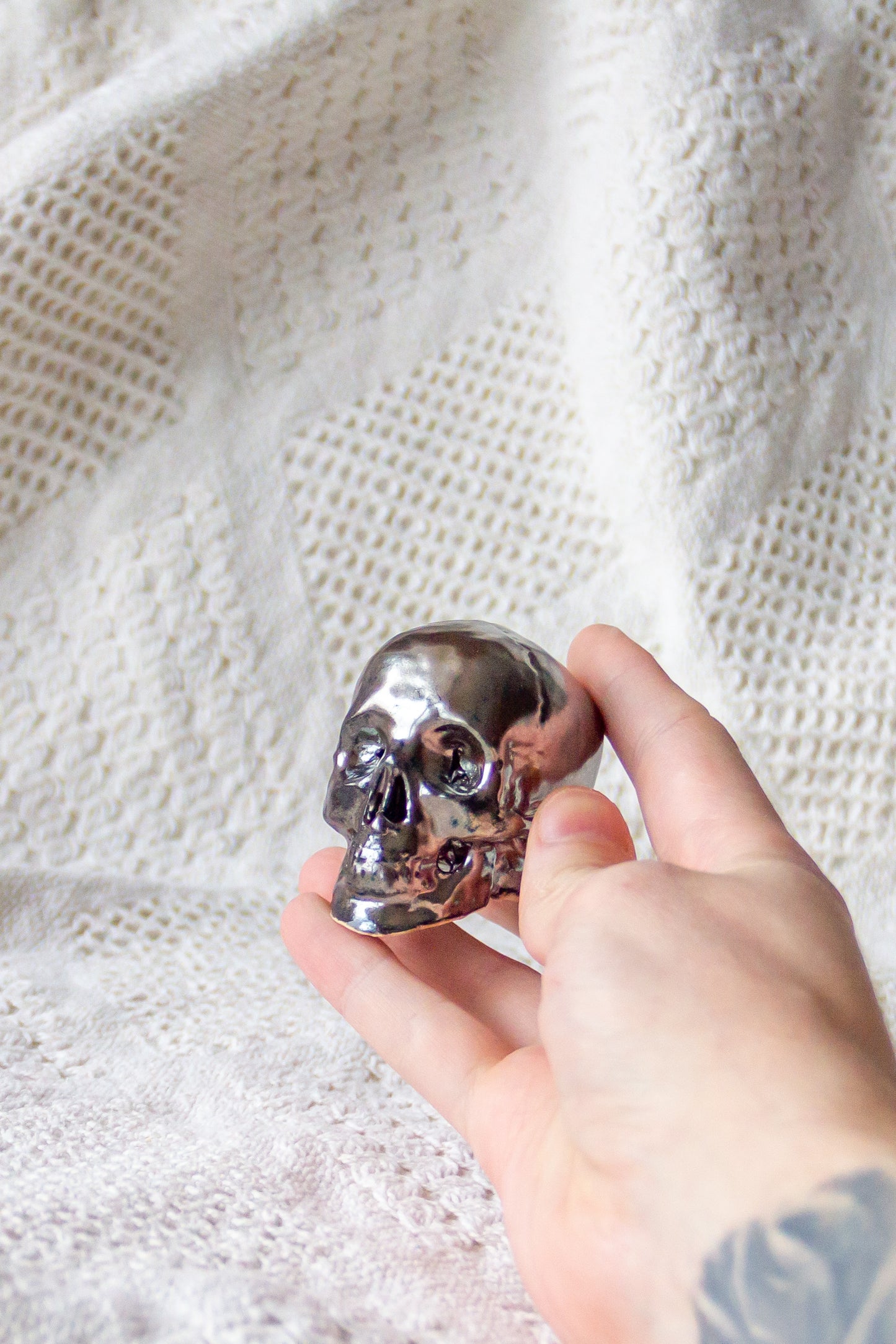 Czaszka ceramiczna mini w kolorze metalowym